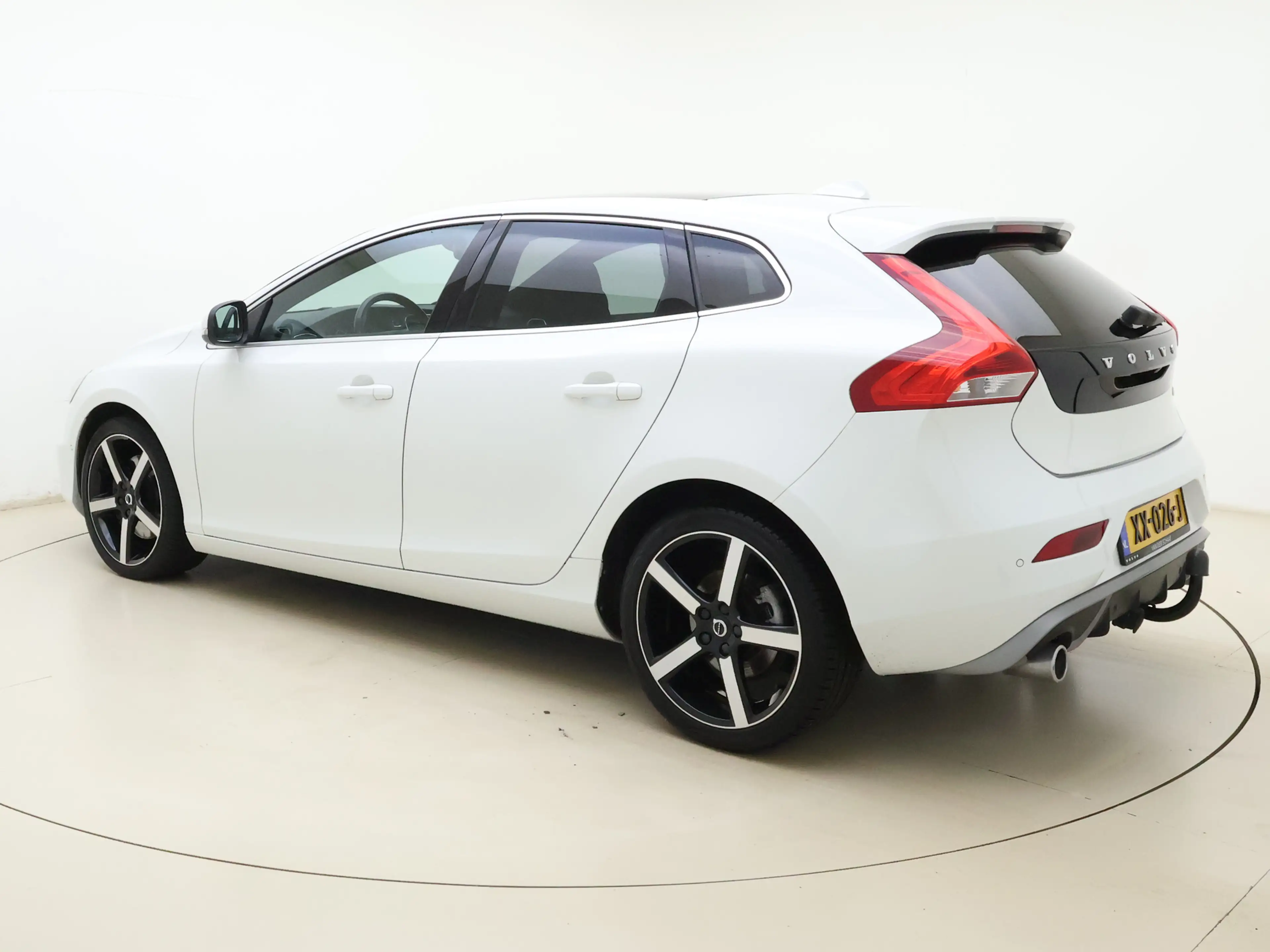 Volvo V40 T3 152PK Polar+ Sport / 18 inch velgen / H&K audio — photo 3