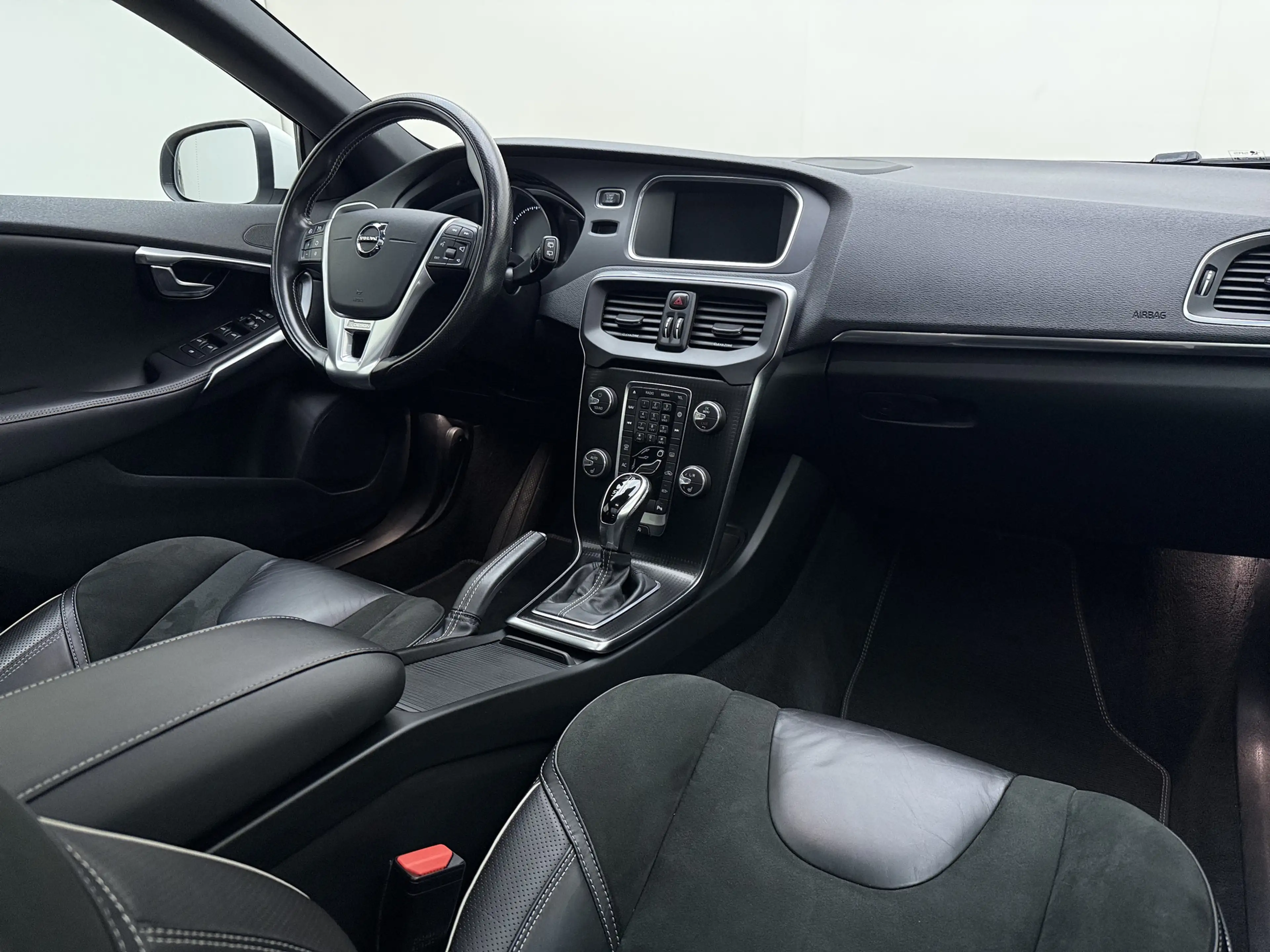 Volvo V40 T3 152PK Polar+ Sport / 18 inch velgen / H&K audio — photo 10