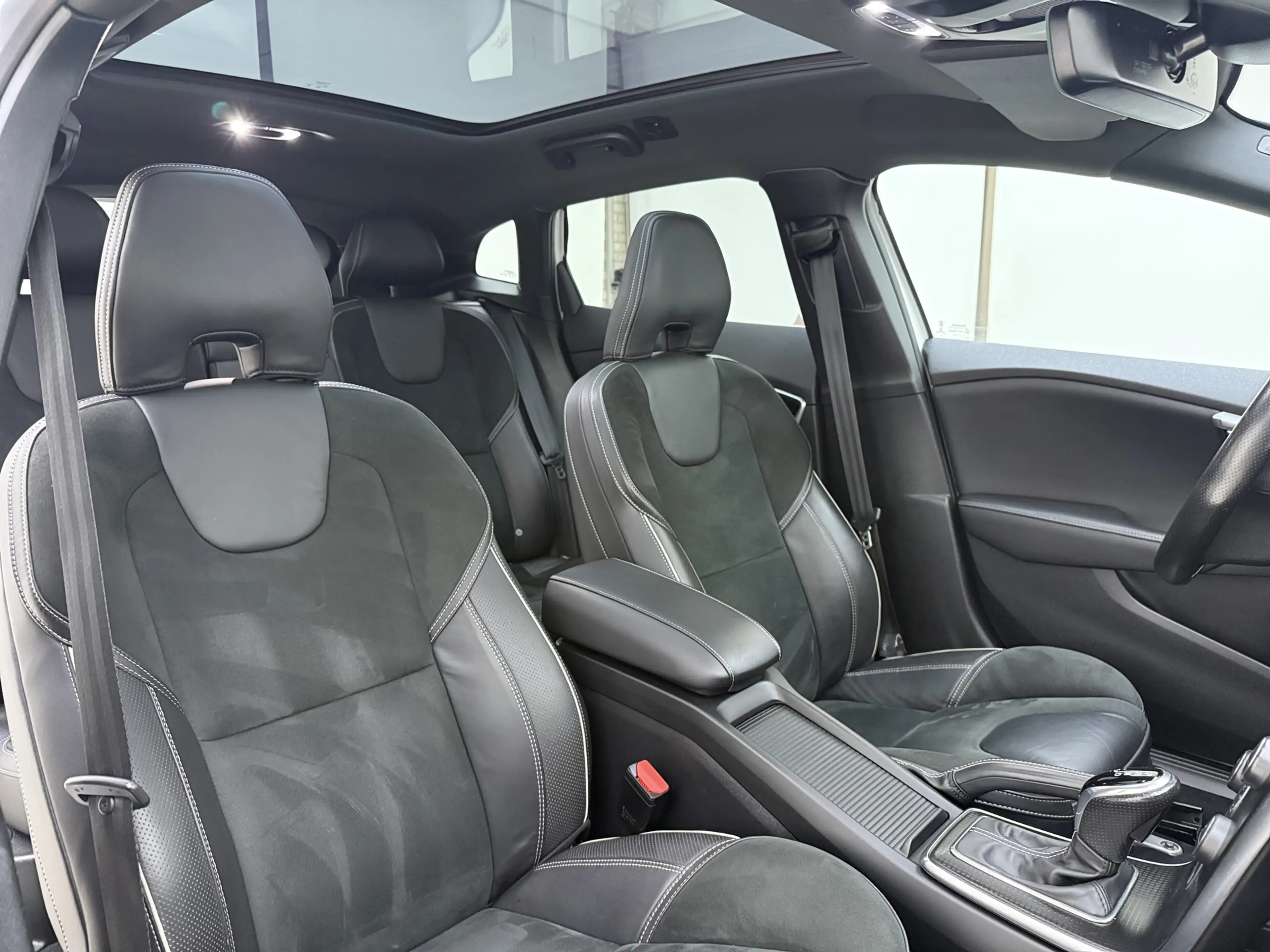 Volvo V40 T3 152PK Polar+ Sport / 18 inch velgen / H&K audio — photo 4
