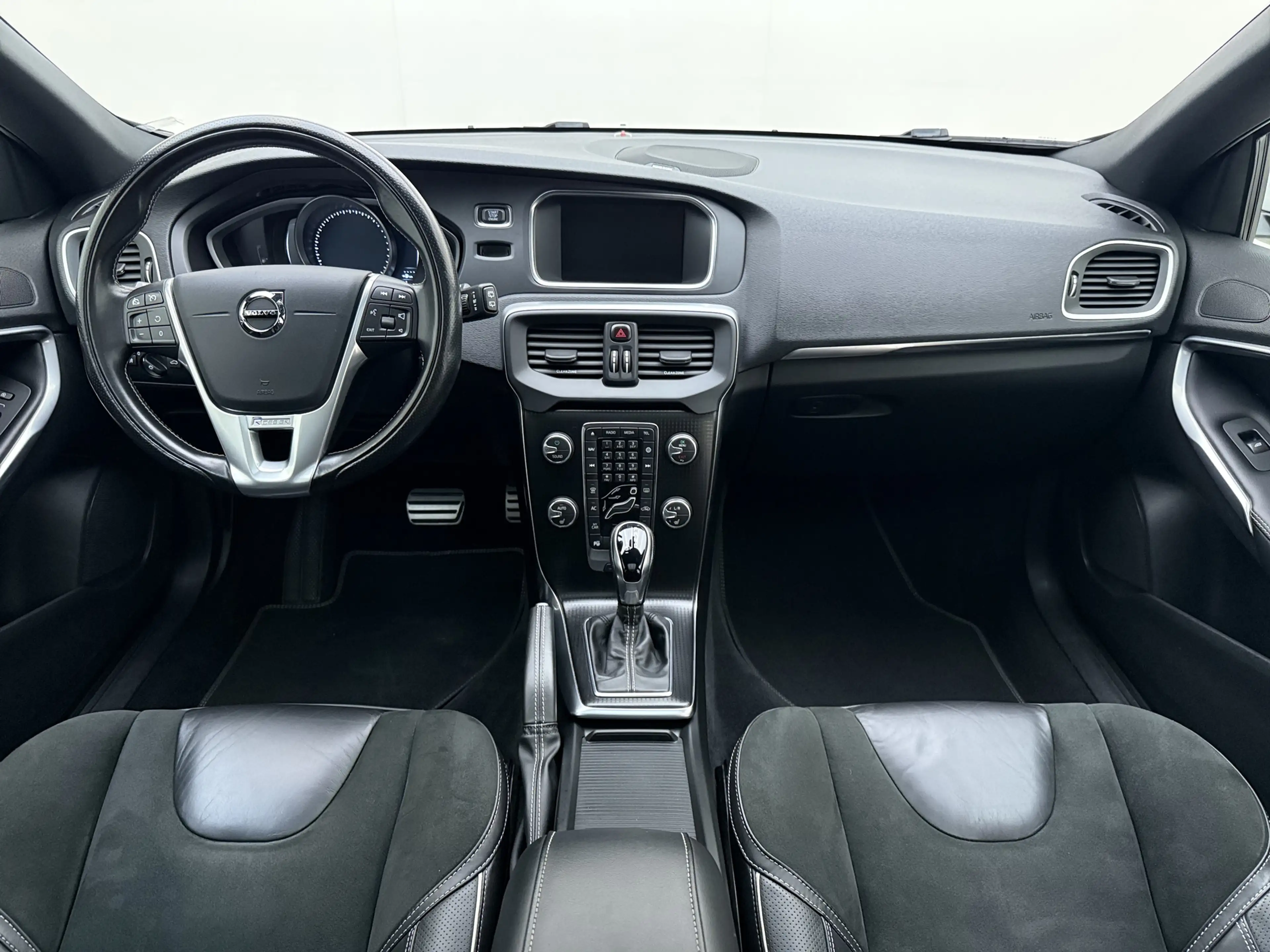 Volvo V40 T3 152PK Polar+ Sport / 18 inch velgen / H&K audio — photo 2