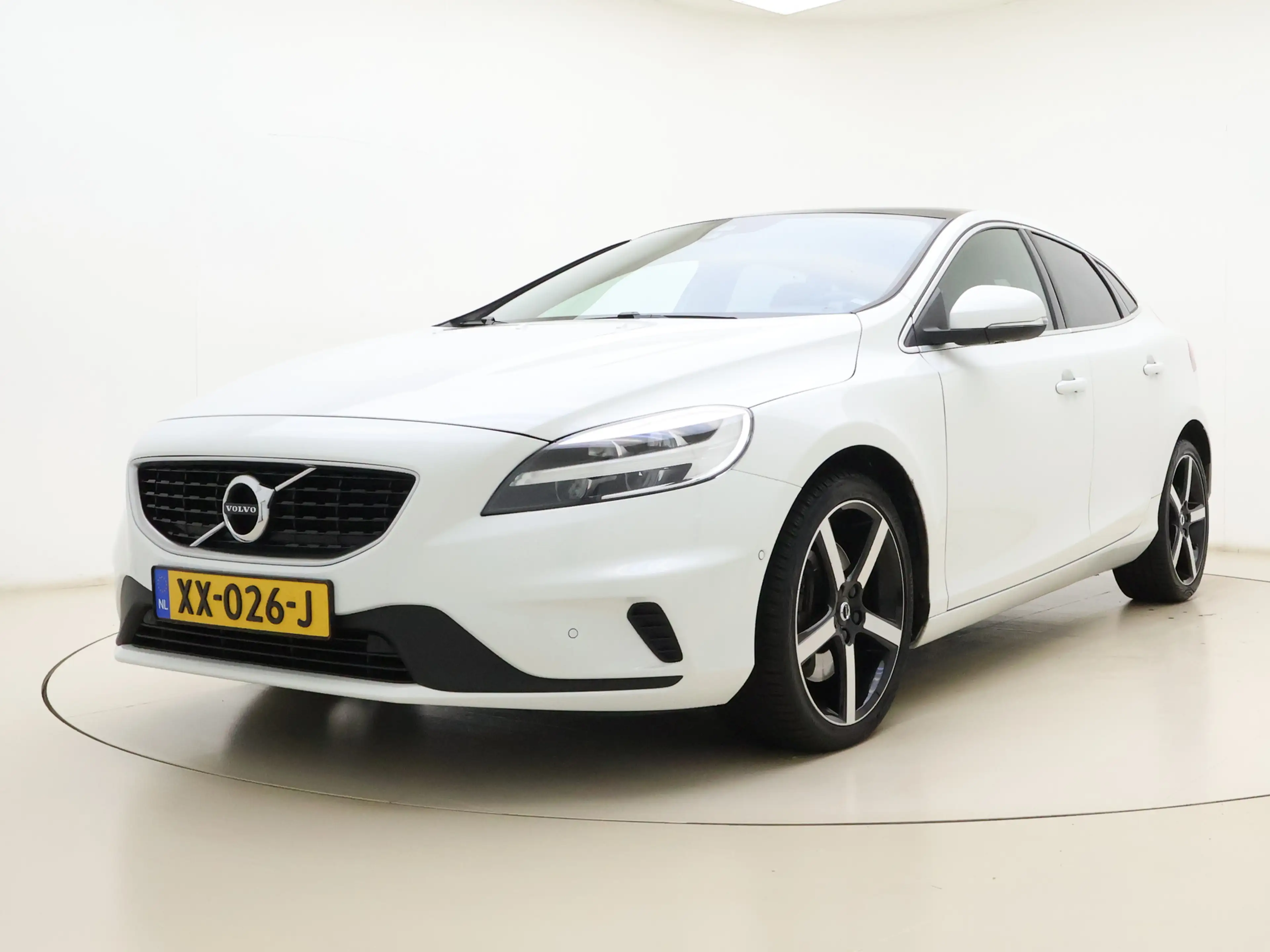 Volvo V40 T3 152PK Polar+ Sport / 18 inch velgen / H&K audio — photo 11