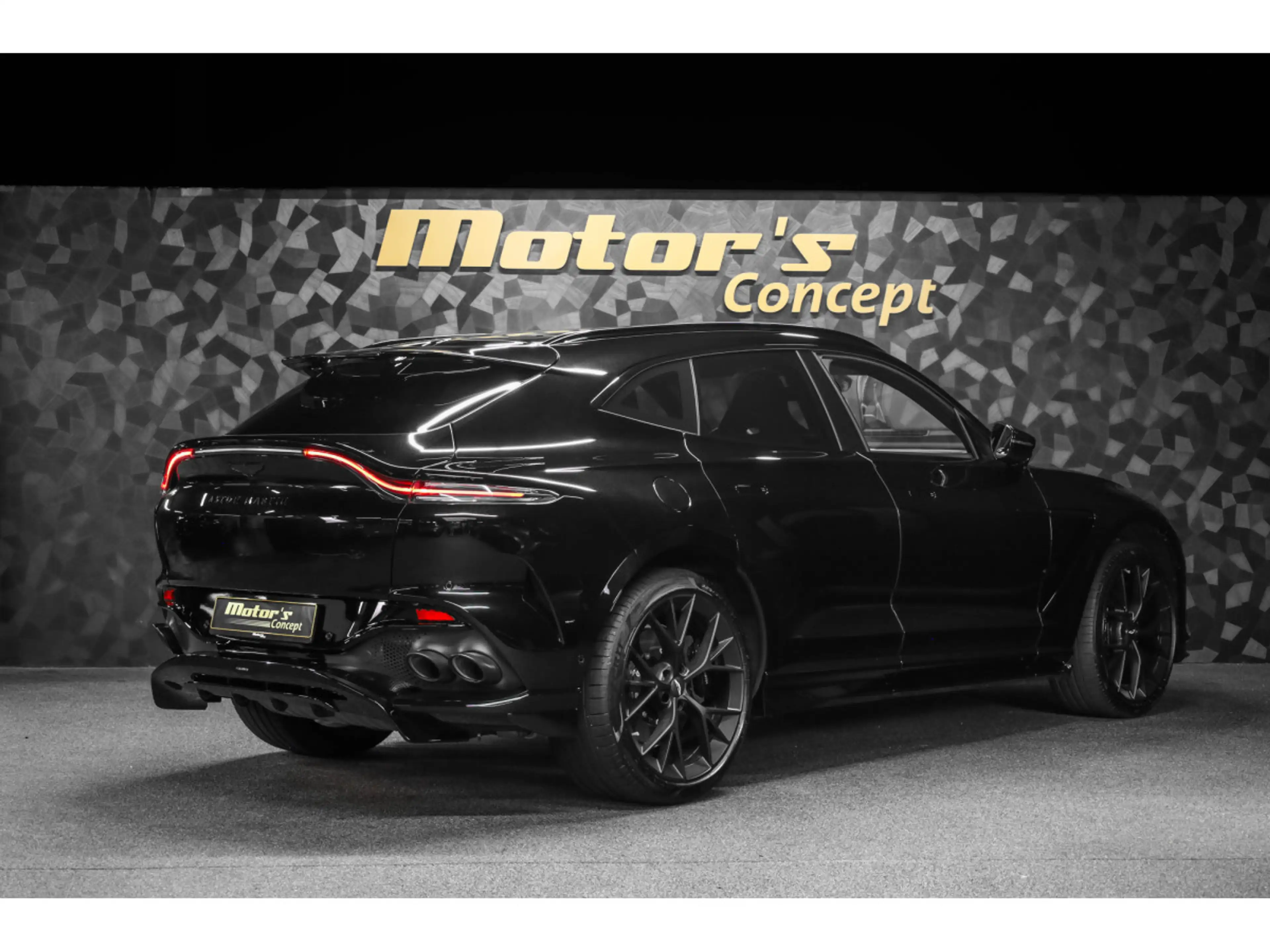 Aston Martin DBX 707 4.0 V8 Bi-Turbo — photo 3