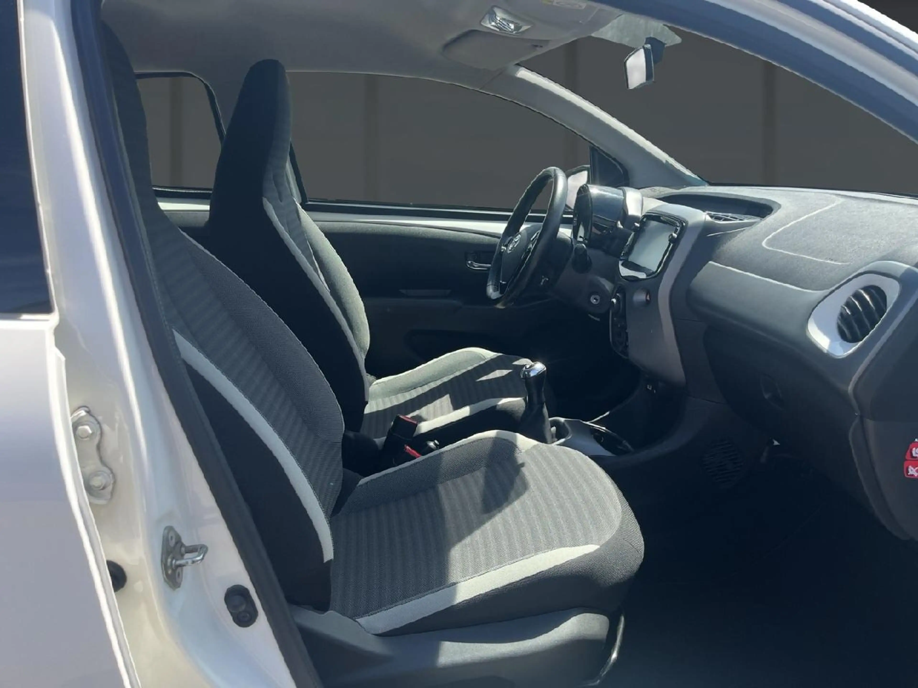 Toyota Aygo x-play connect — photo 6