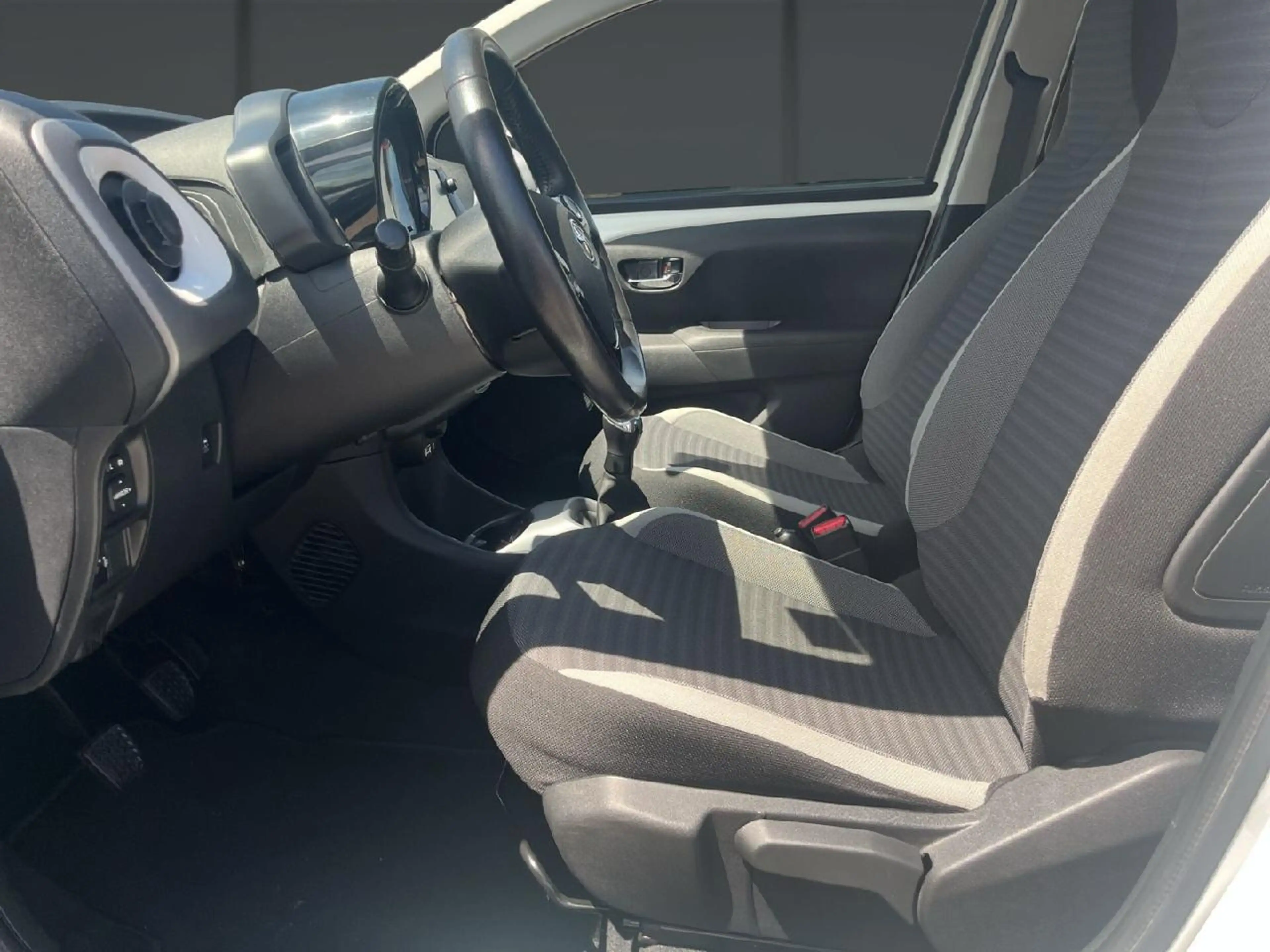 Toyota Aygo x-play connect — photo 12