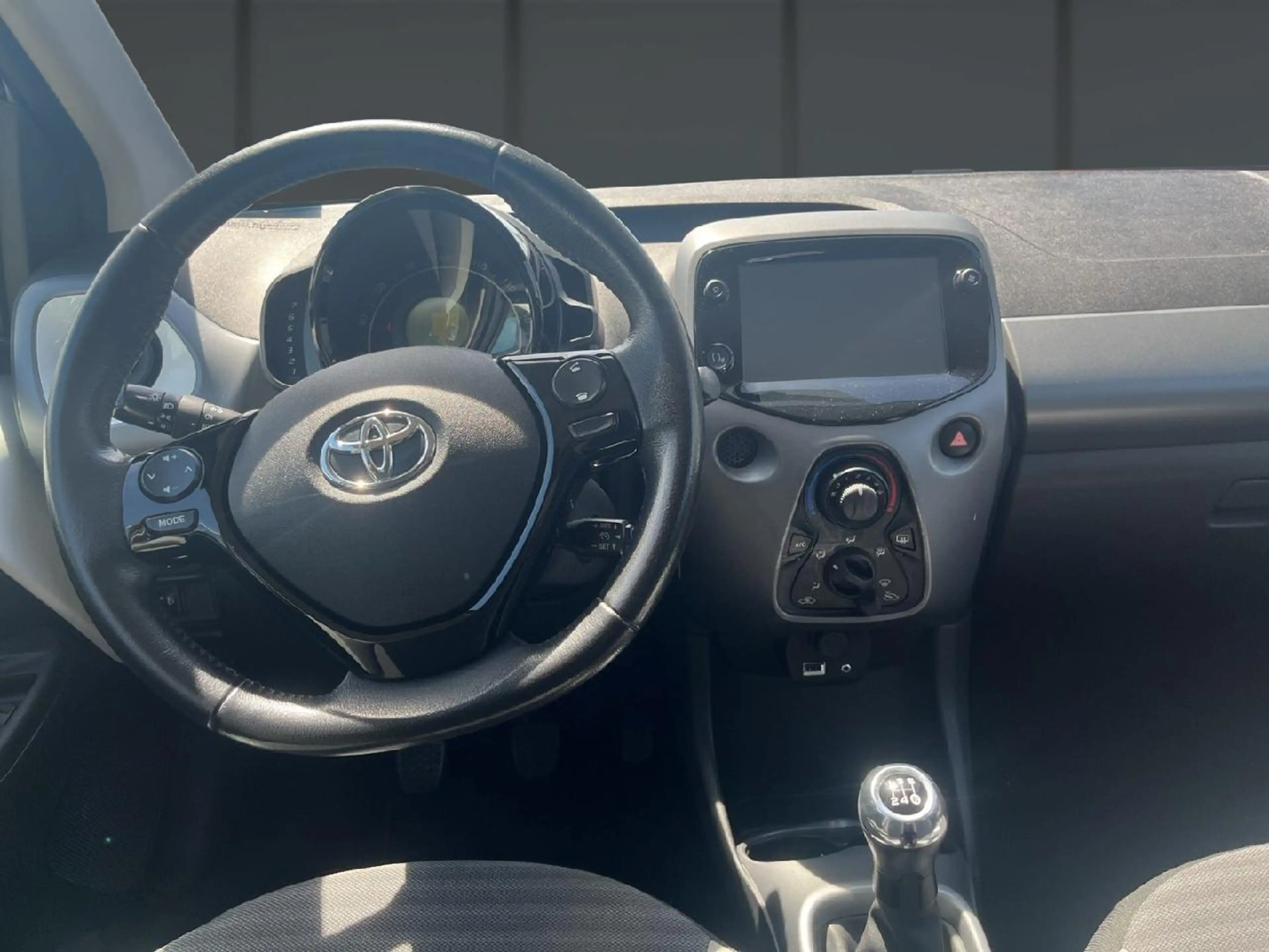 Toyota Aygo x-play connect — photo 8