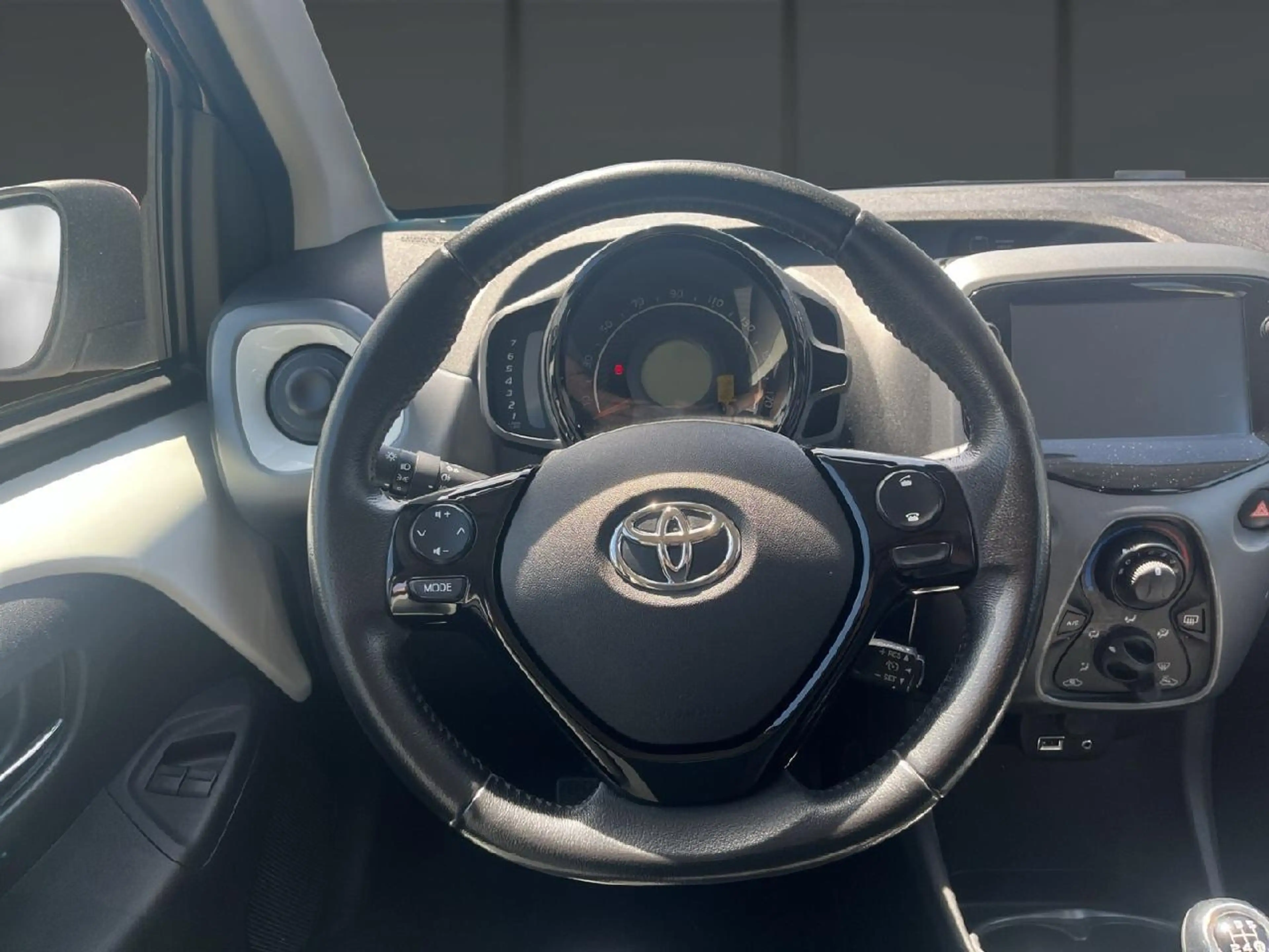 Toyota Aygo x-play connect — photo 9