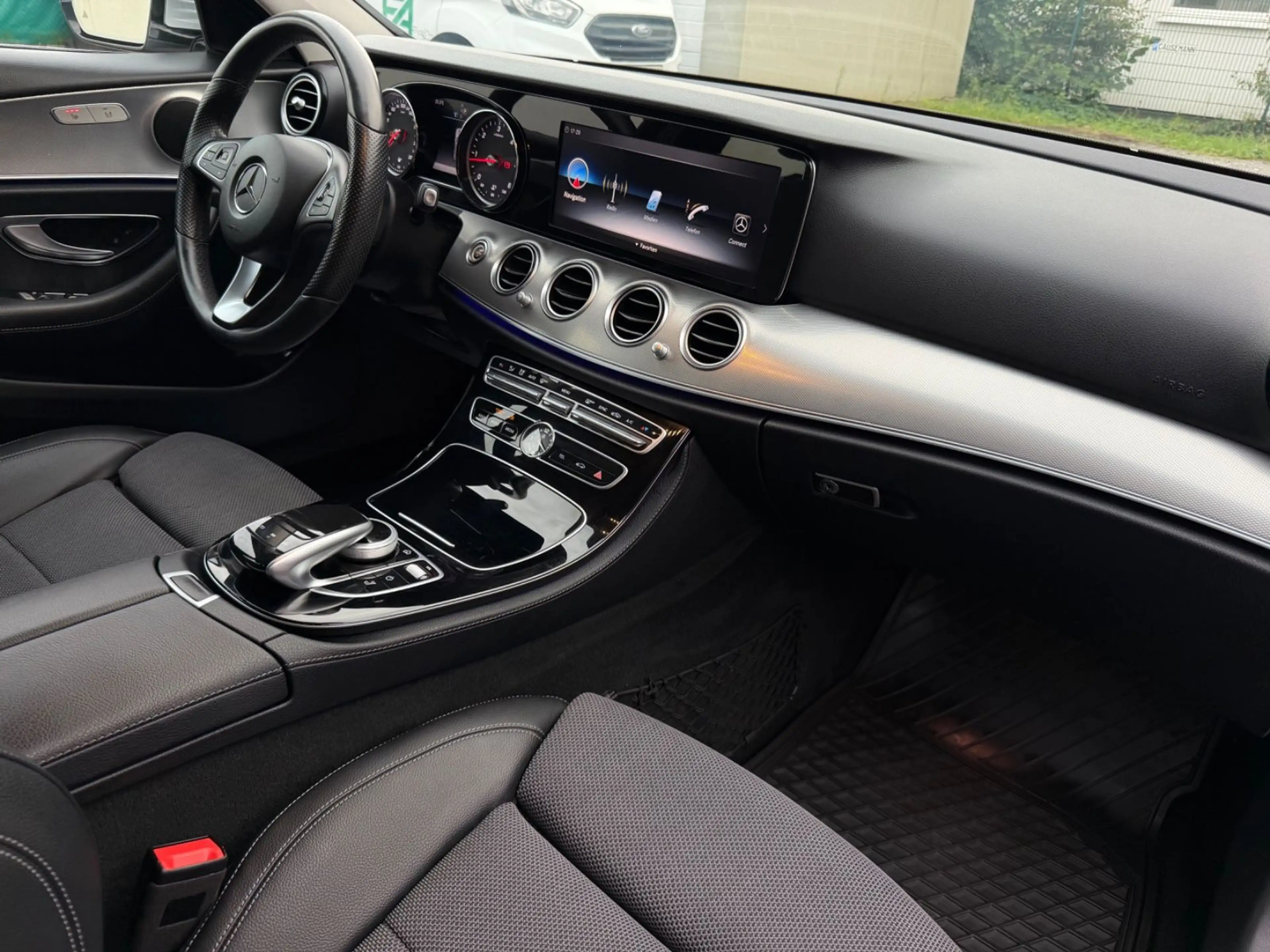 Mercedes-Benz E 220 d T Avantgarde TEMPO|SPUR|KAM|LED|CARPLAY — photo 10