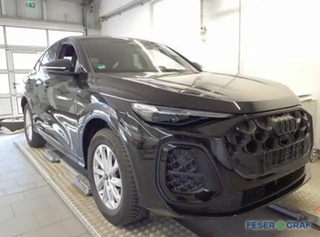 Audi Q5 view 4