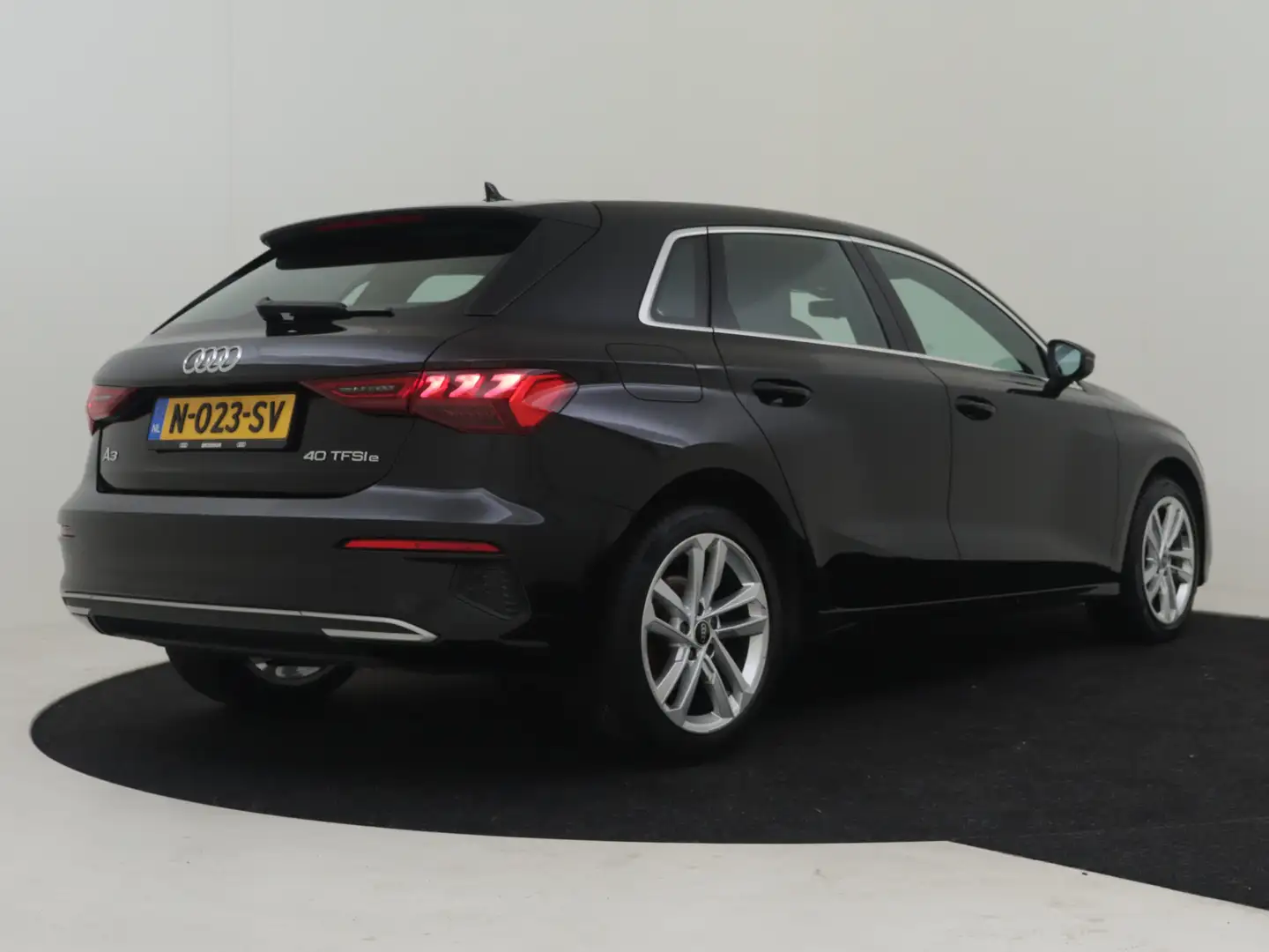 Audi A3 Sportback 40 TFSI e Business edition 204pk | Apple Zwart - 2