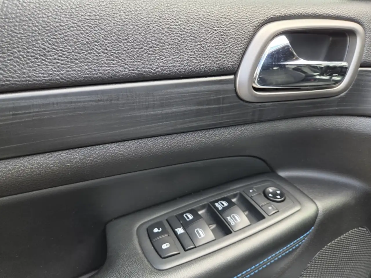 Jeep Grand Cherokee снимка Jeep Grand Cherokee