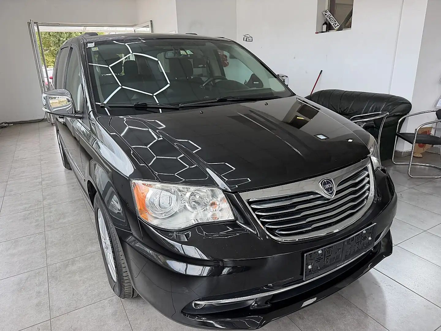 Lancia Voyager Platinum 2,8 CRD 178 PS Schwarz - 2