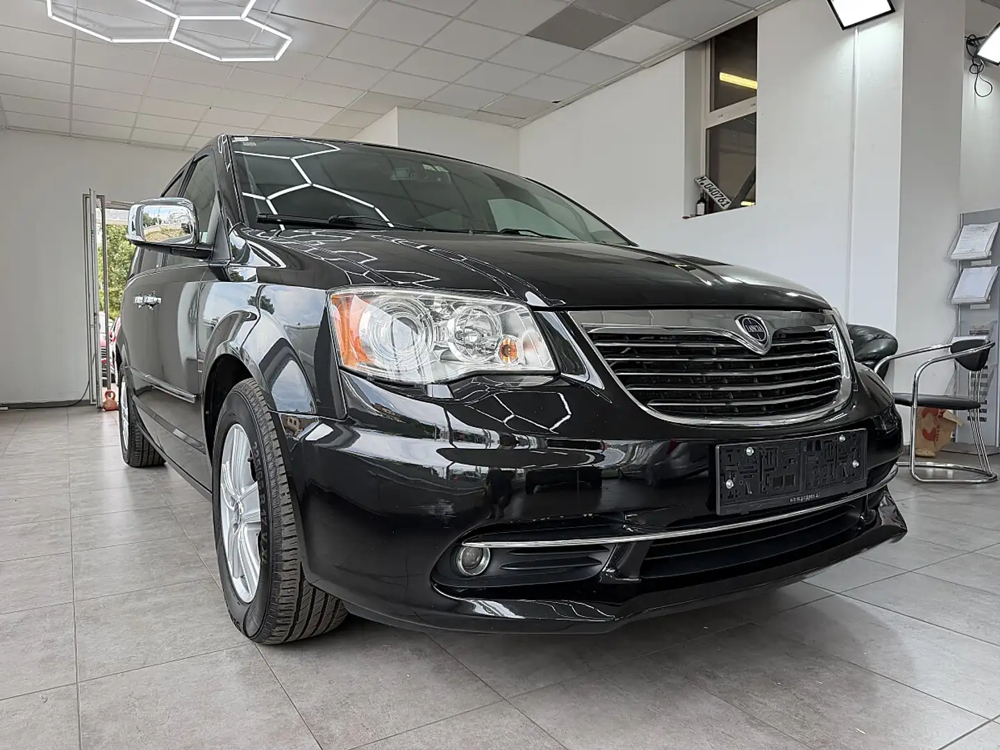 Lancia Voyager Platinum 2,8 CRD 178 PS Schwarz - 1