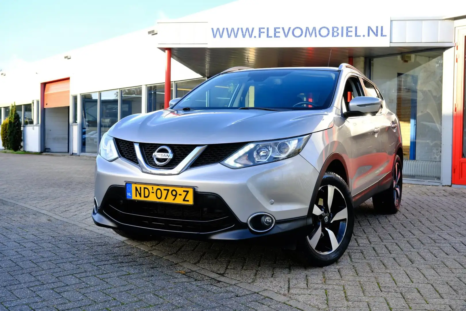 Nissan Qashqai 1.2 N-Connecta Pano|Clima|360Cam|LMV|Navi Grijs - 1