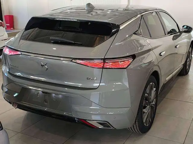 DS Automobiles DS 4 view 5