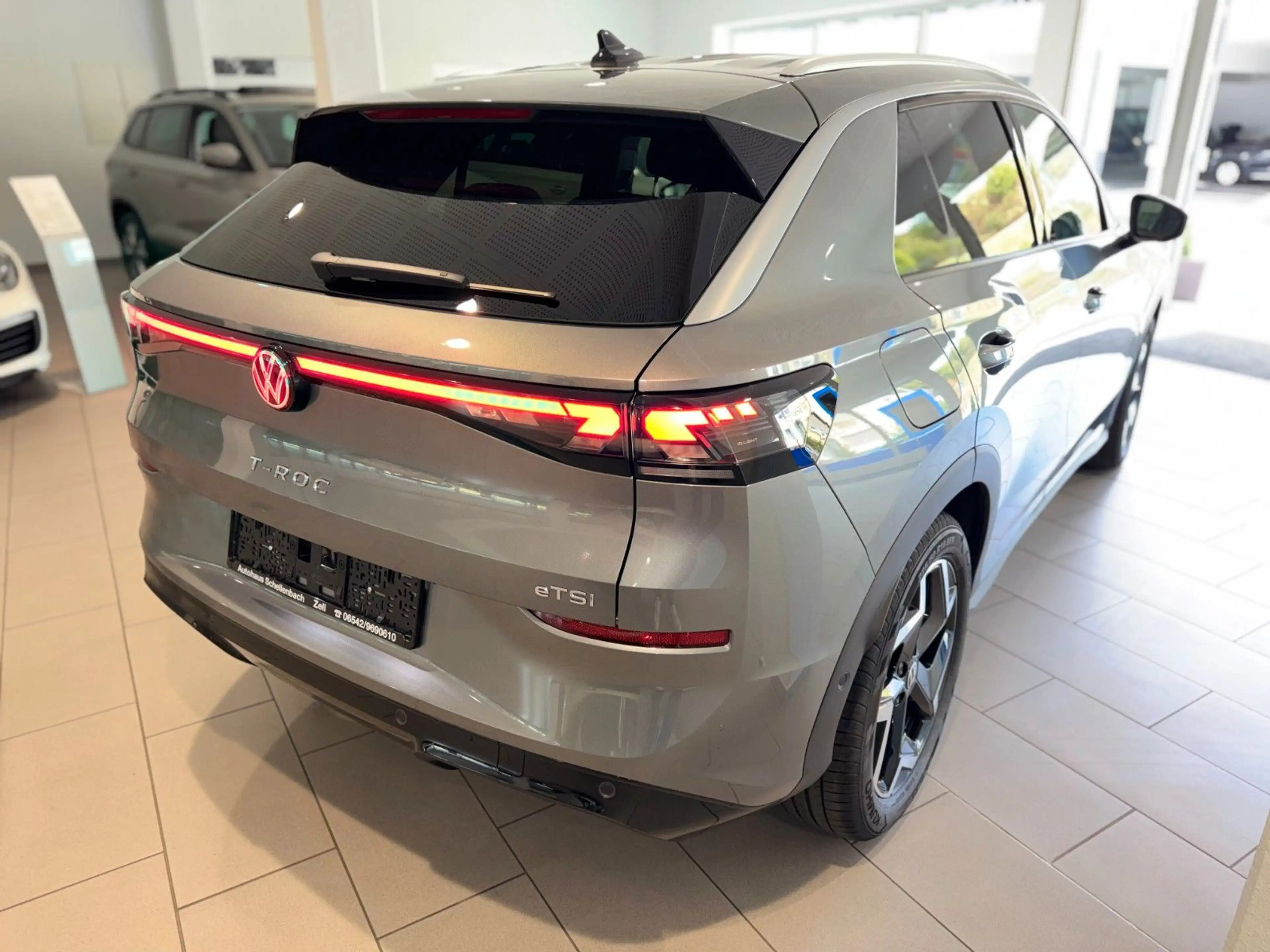 Volkswagen T-Roc 1.5*R-Line*AHK*MATRIX*KAMERA*SHZ* — photo 4