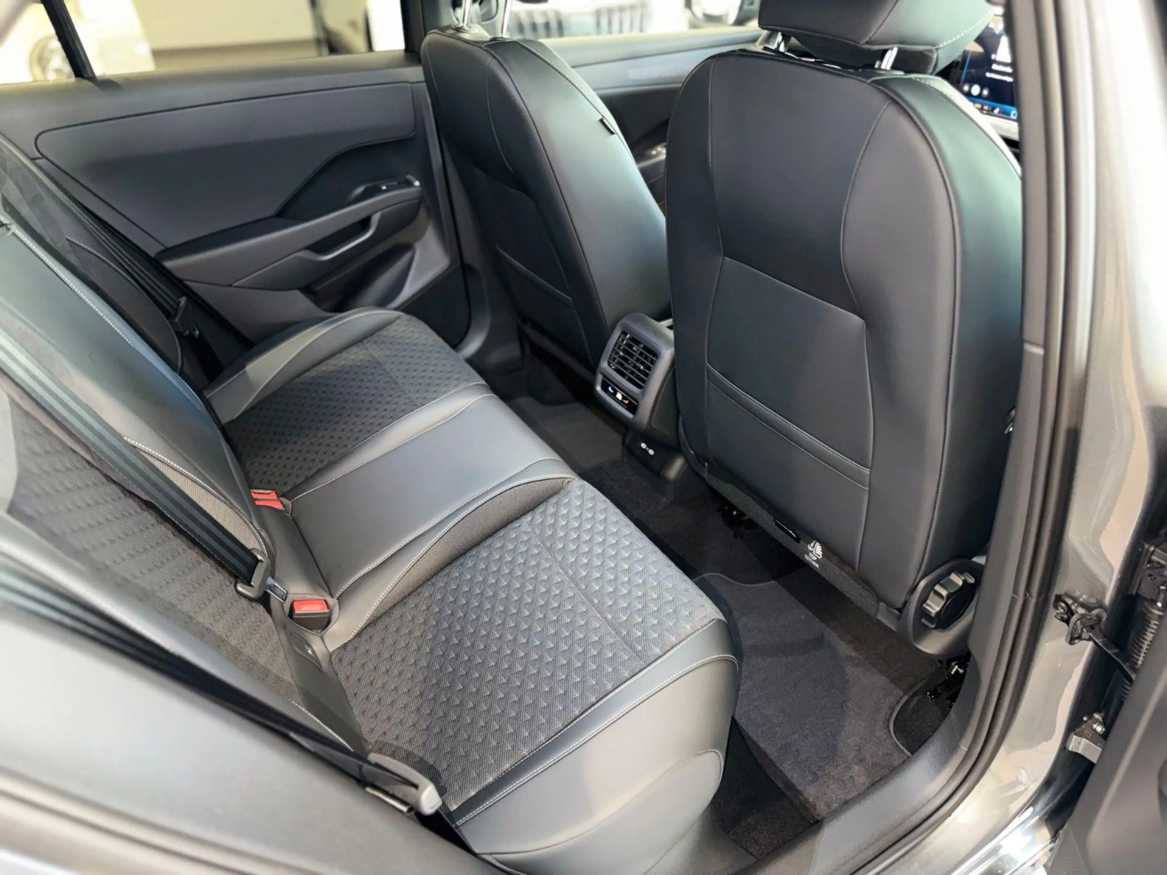 Volkswagen T-Roc 1.5*R-Line*AHK*MATRIX*KAMERA*SHZ* — photo 9