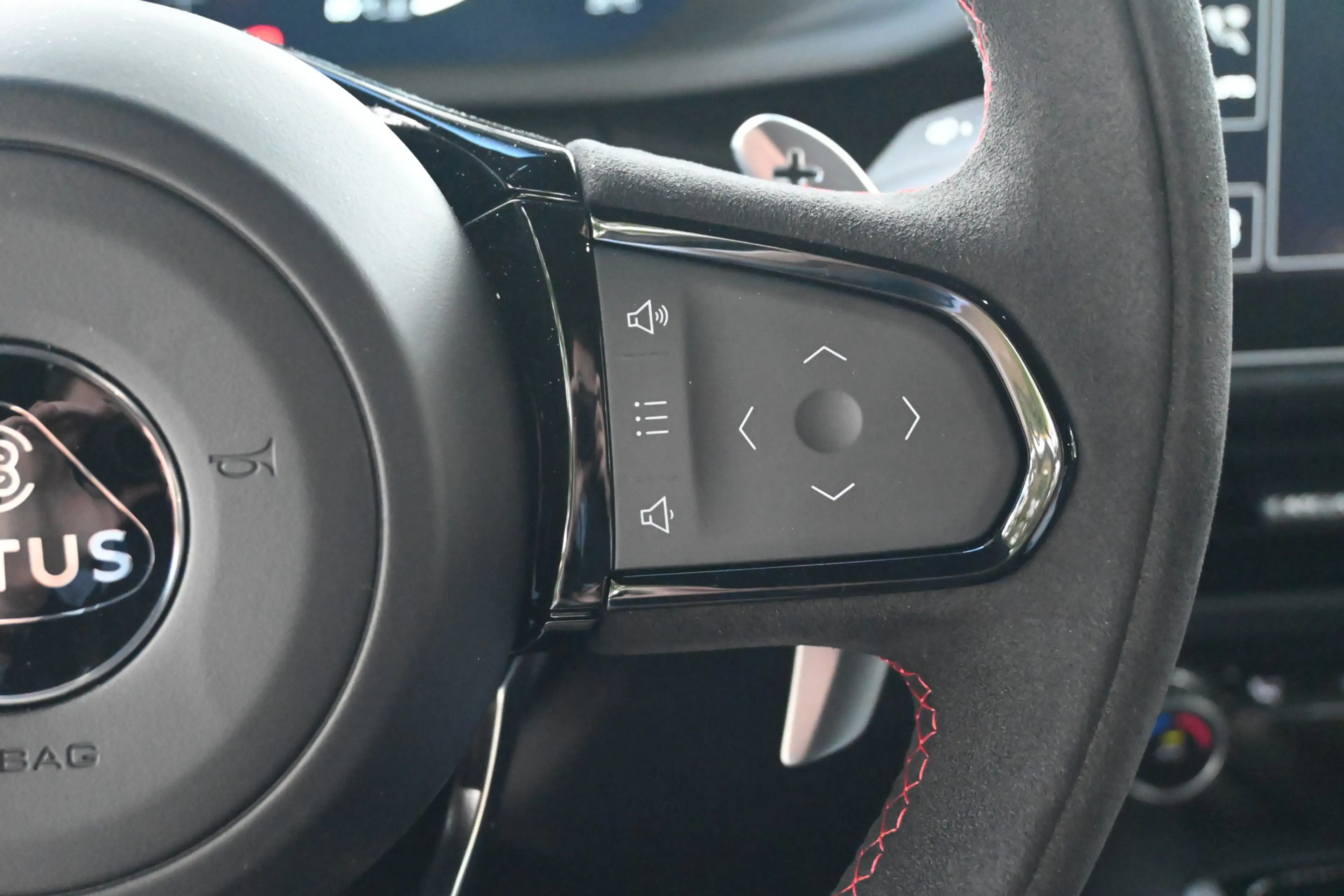 Lotus Emira 2.0 i4 First Edition — photo 21