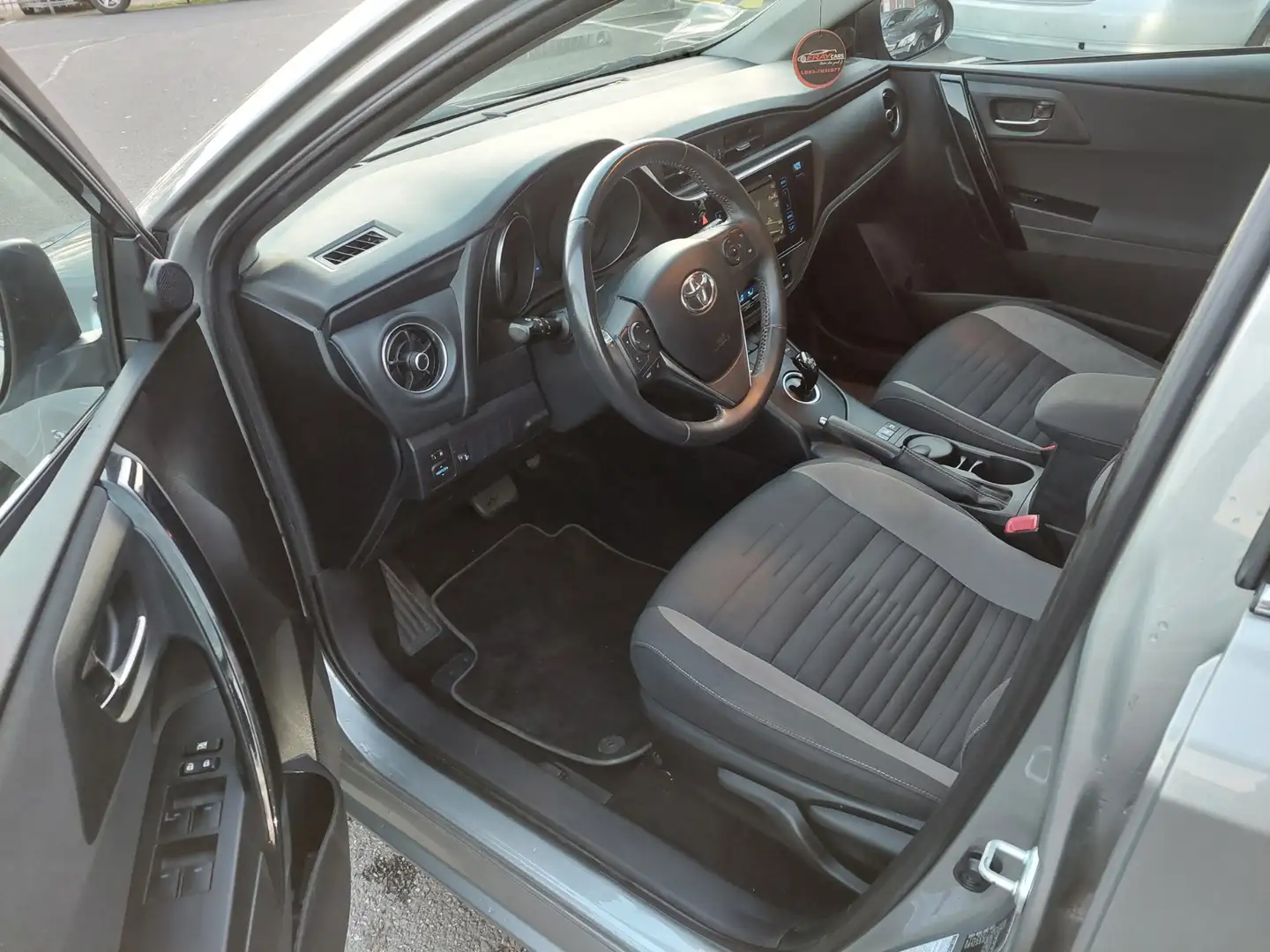 Toyota Auris Touring Sports 1.8 Hybrid Executive Grijs - 2