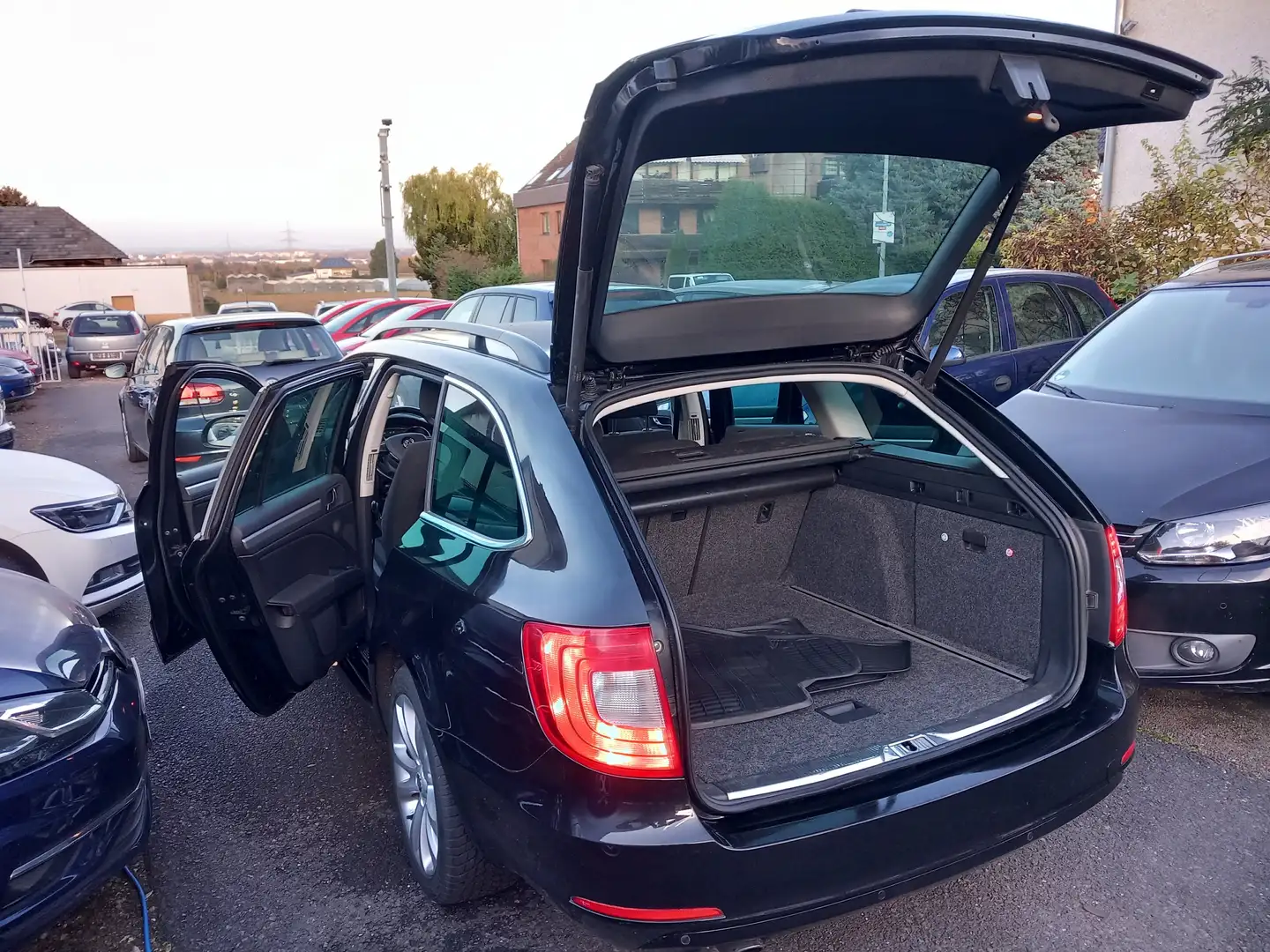 Skoda Superb Exclusive 4x4*Automatik* Schwarz - 2