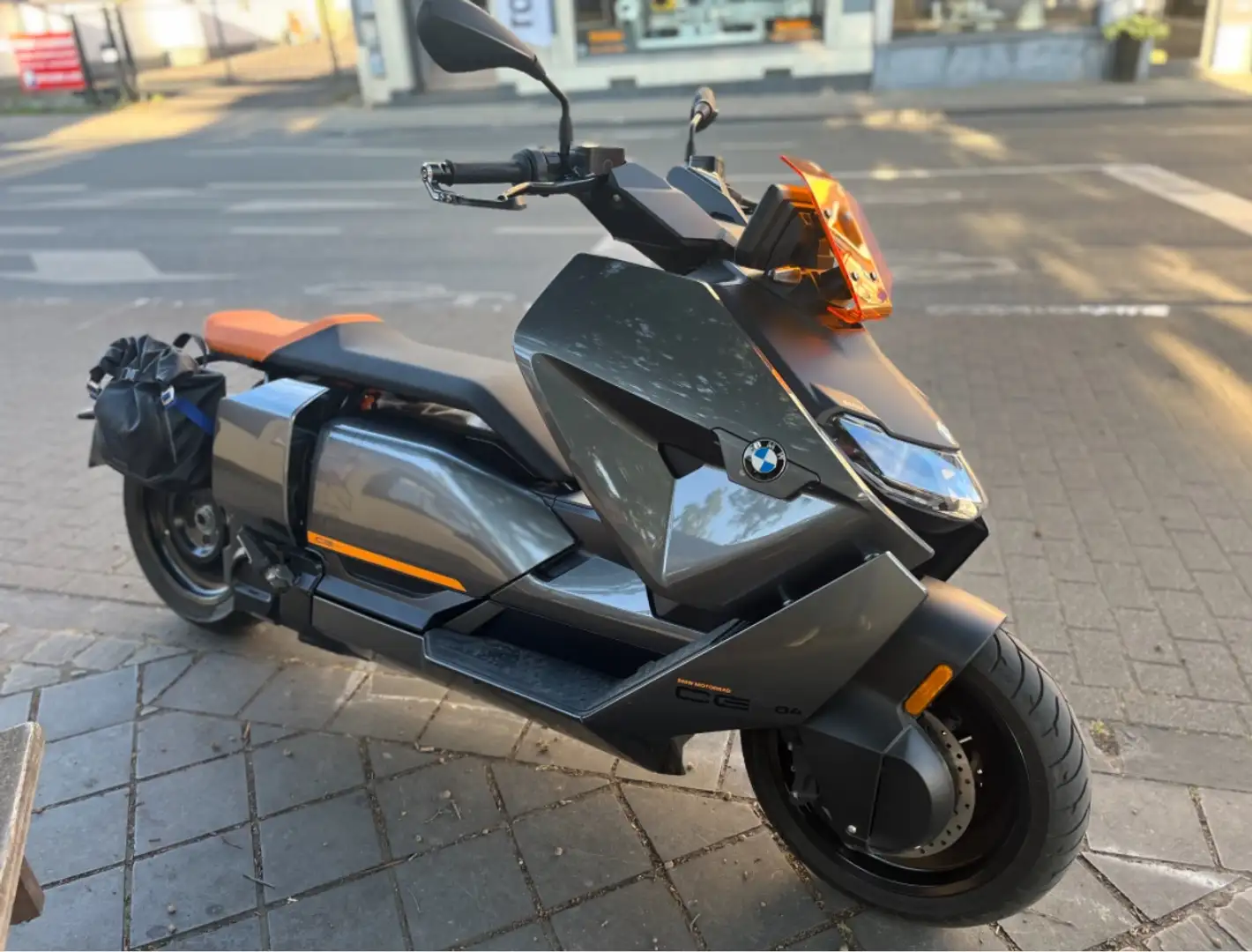 BMW CE 04 Grijs - 1