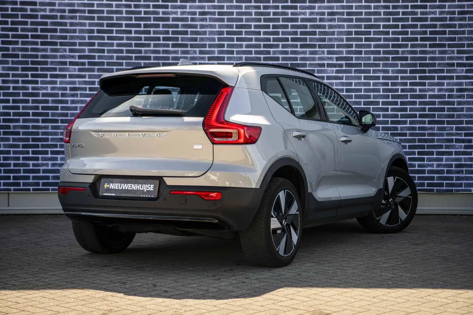 Volvo XC40 Single Motor Extended Range Plus 82 kWh | Verwarmb Grijs - 2