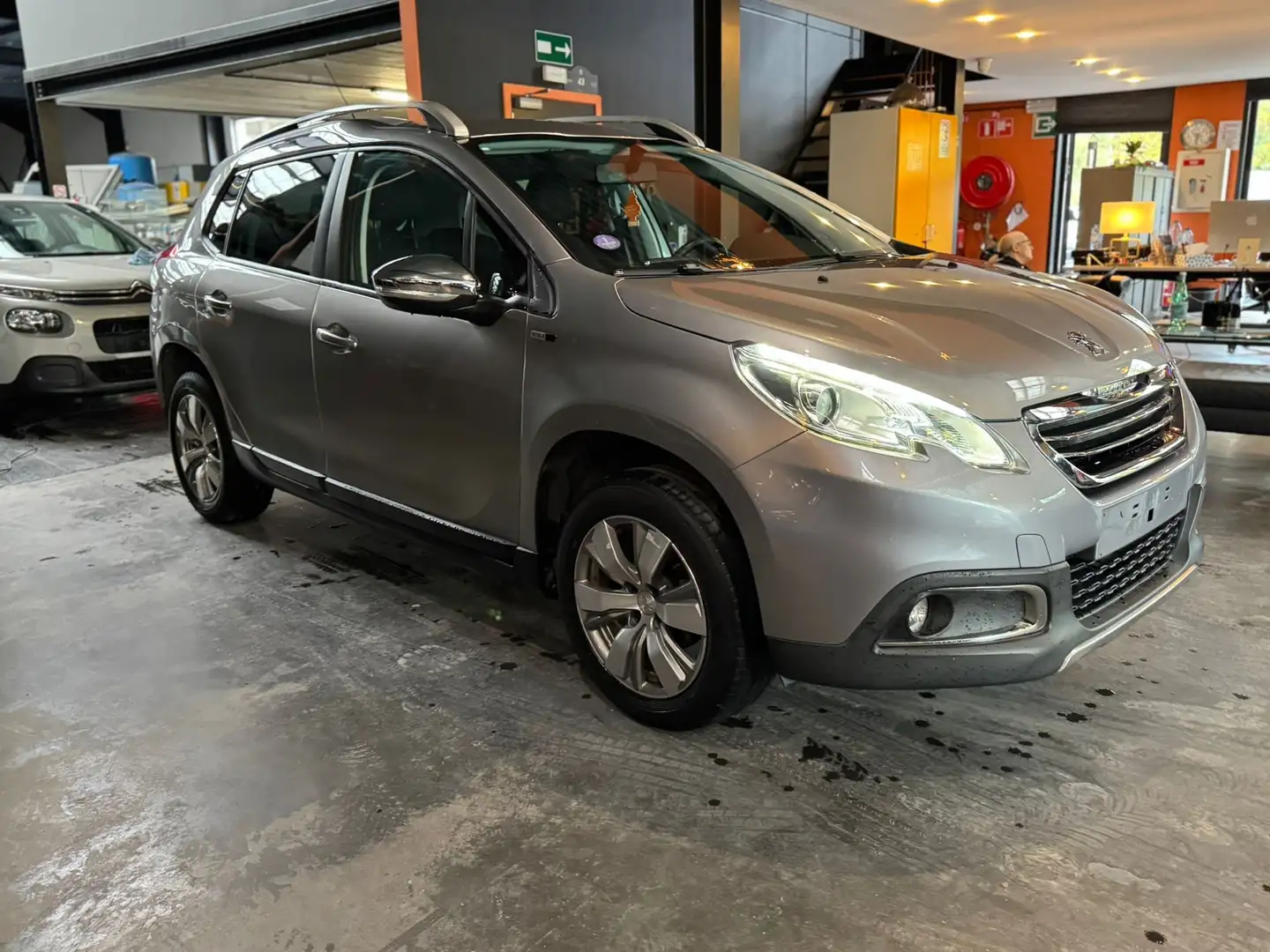 Peugeot 2008 1.2i Style - A/C AUTO - MEDIA/TEL - LIM/REG - NAVI Gris - 1