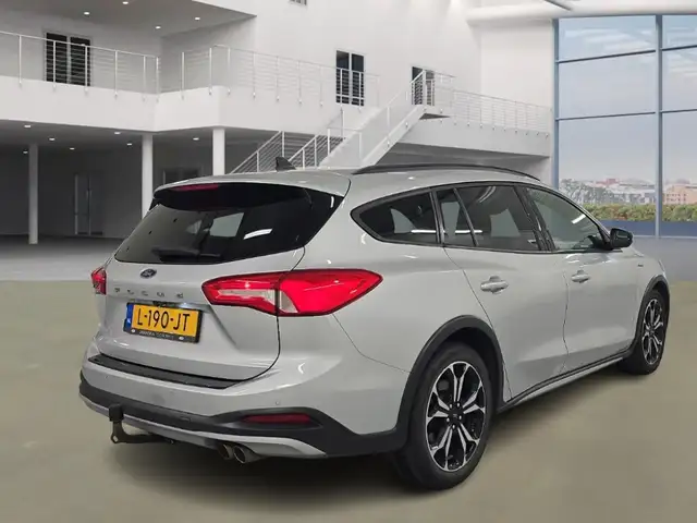 Ford Focus view 3