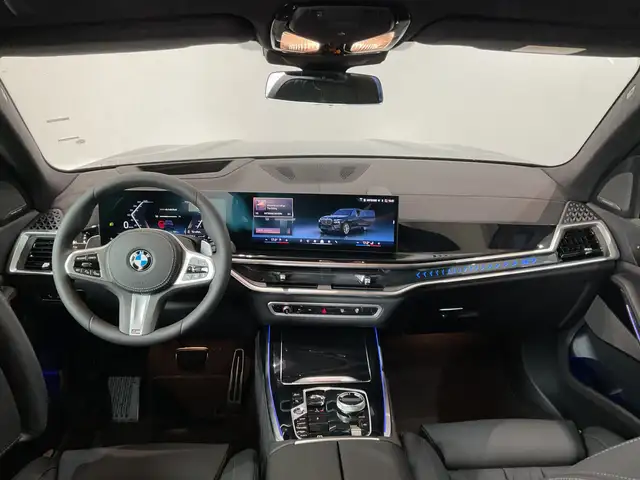 BMW X7 view 3