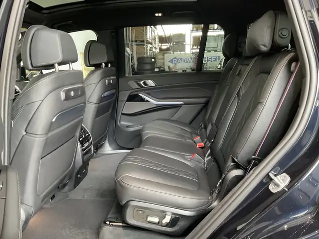 BMW X7 view 10