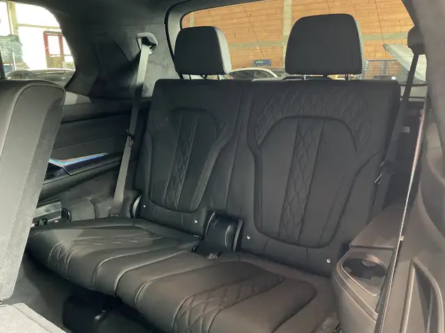 BMW X7 view 9