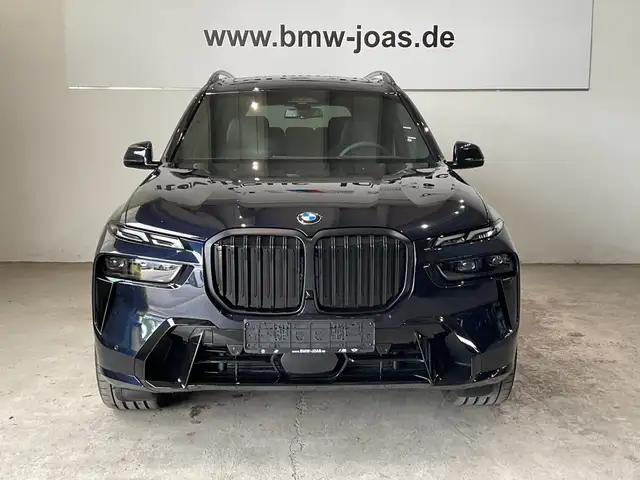 BMW X7 view 2