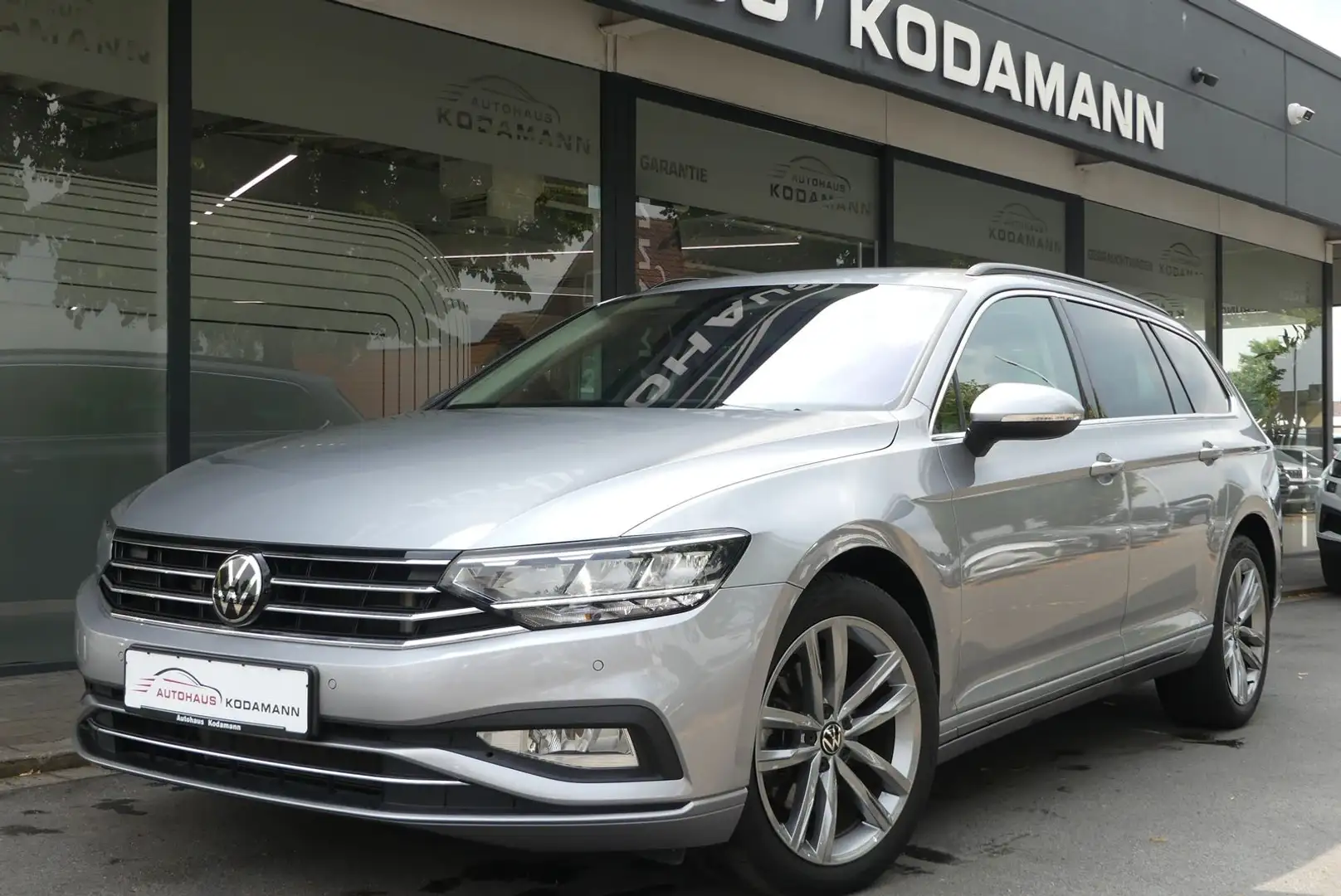 Volkswagen Passat Variant 2.0 TDI Business*Kamera*18"*AHK* Срібний - 1