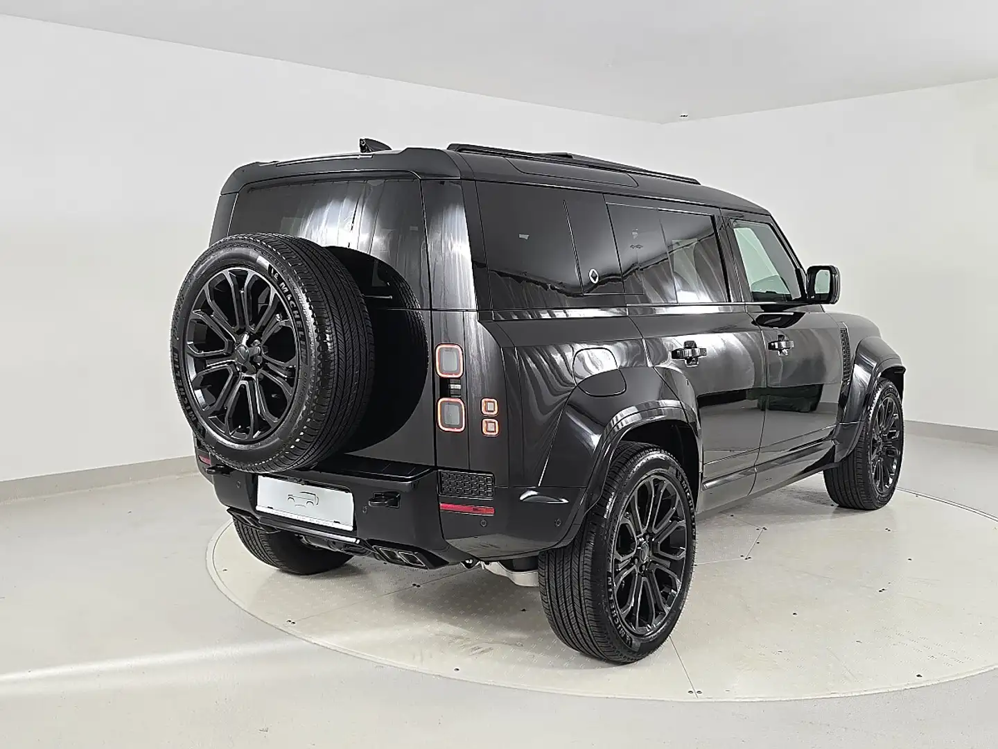 Land Rover Defender 110 OCTA Black P635 AWD Aut. | Auto Stahl Wien 22 Schwarz - 2