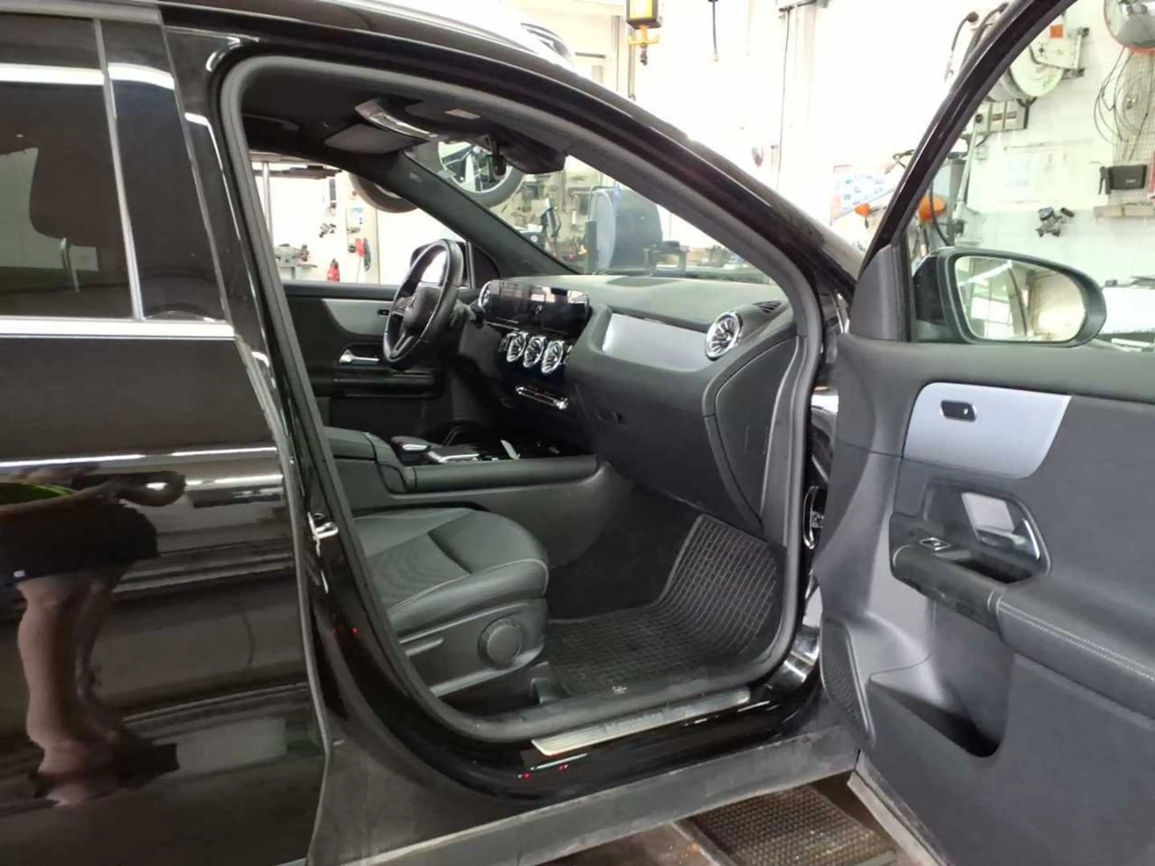 Mercedes-Benz GLA 200 d Style ACC BLIS Key LED Lane Navi RKam — photo 9