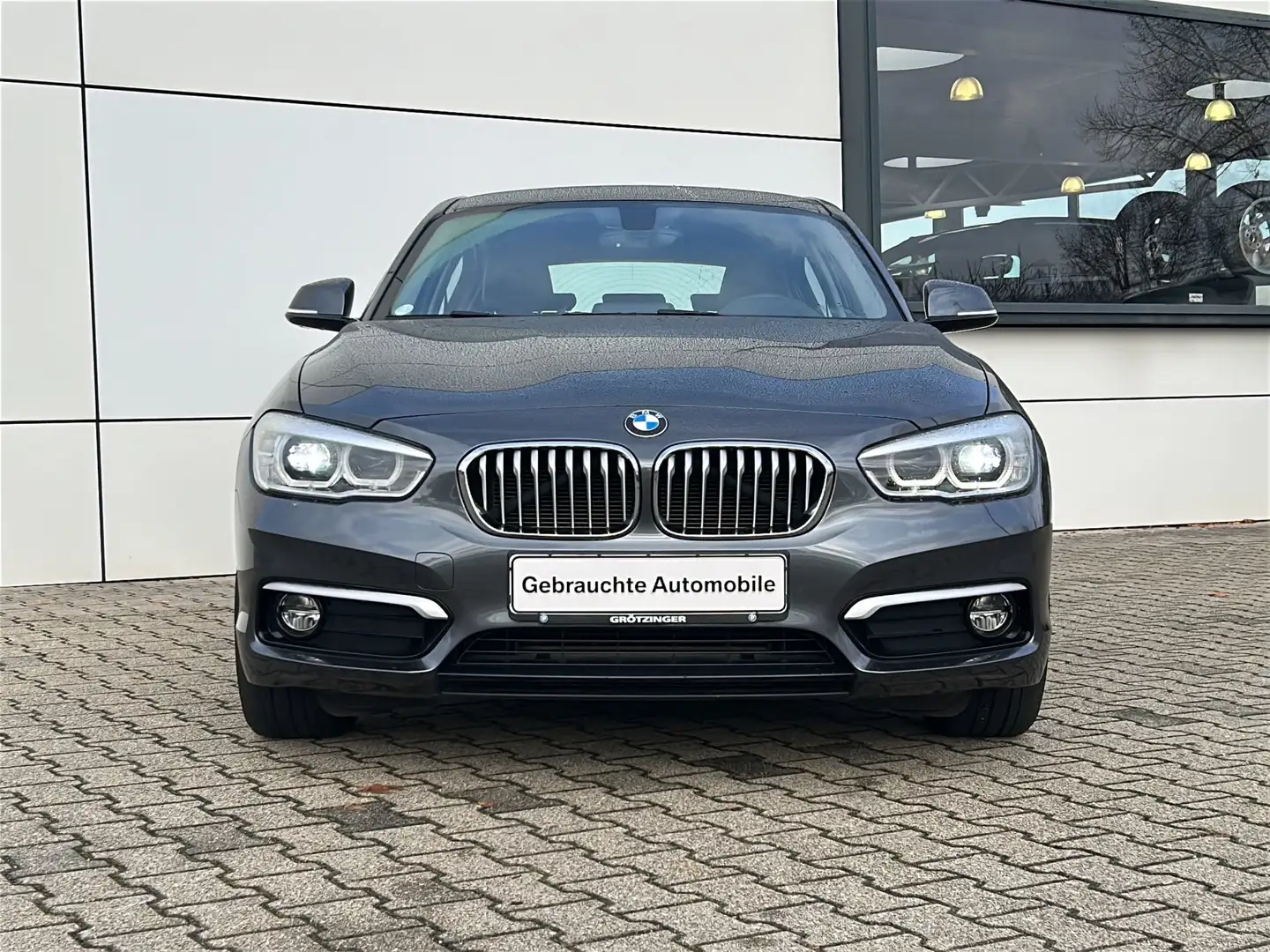BMW 118 i 5-trg Urban Line LED+Navi+SHZ+PDC+GRA Gris - 2