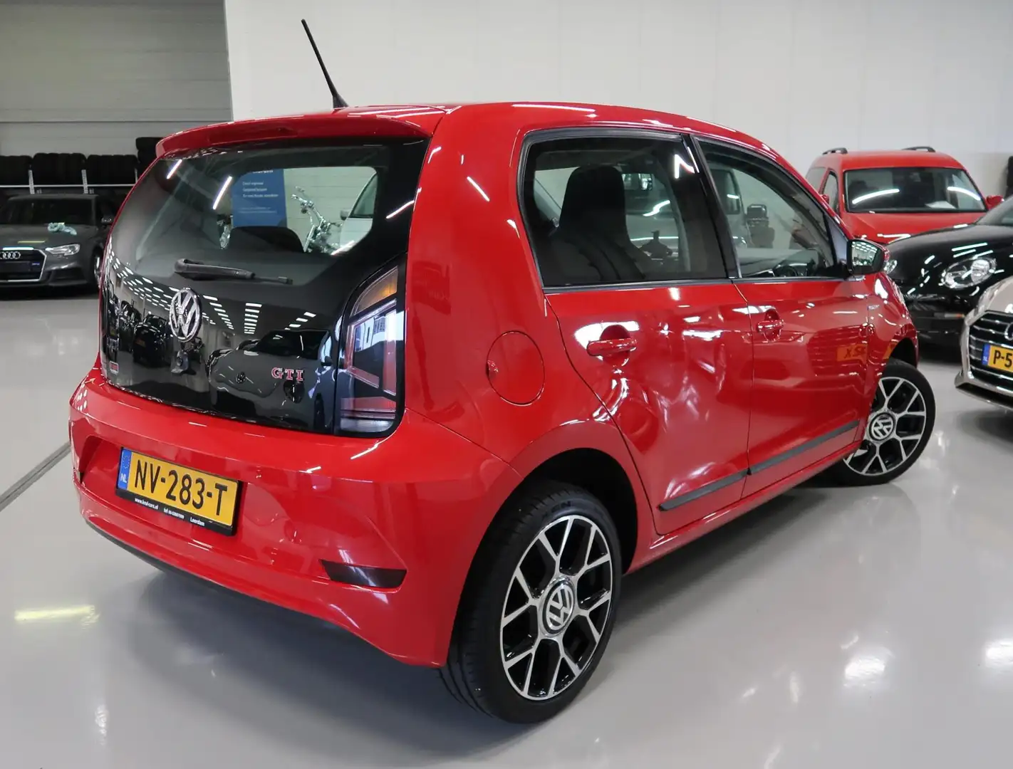 Volkswagen up! 1.0 BMT move up! Airco Sportvelgen NL-auto NAP Boe Rood - 2