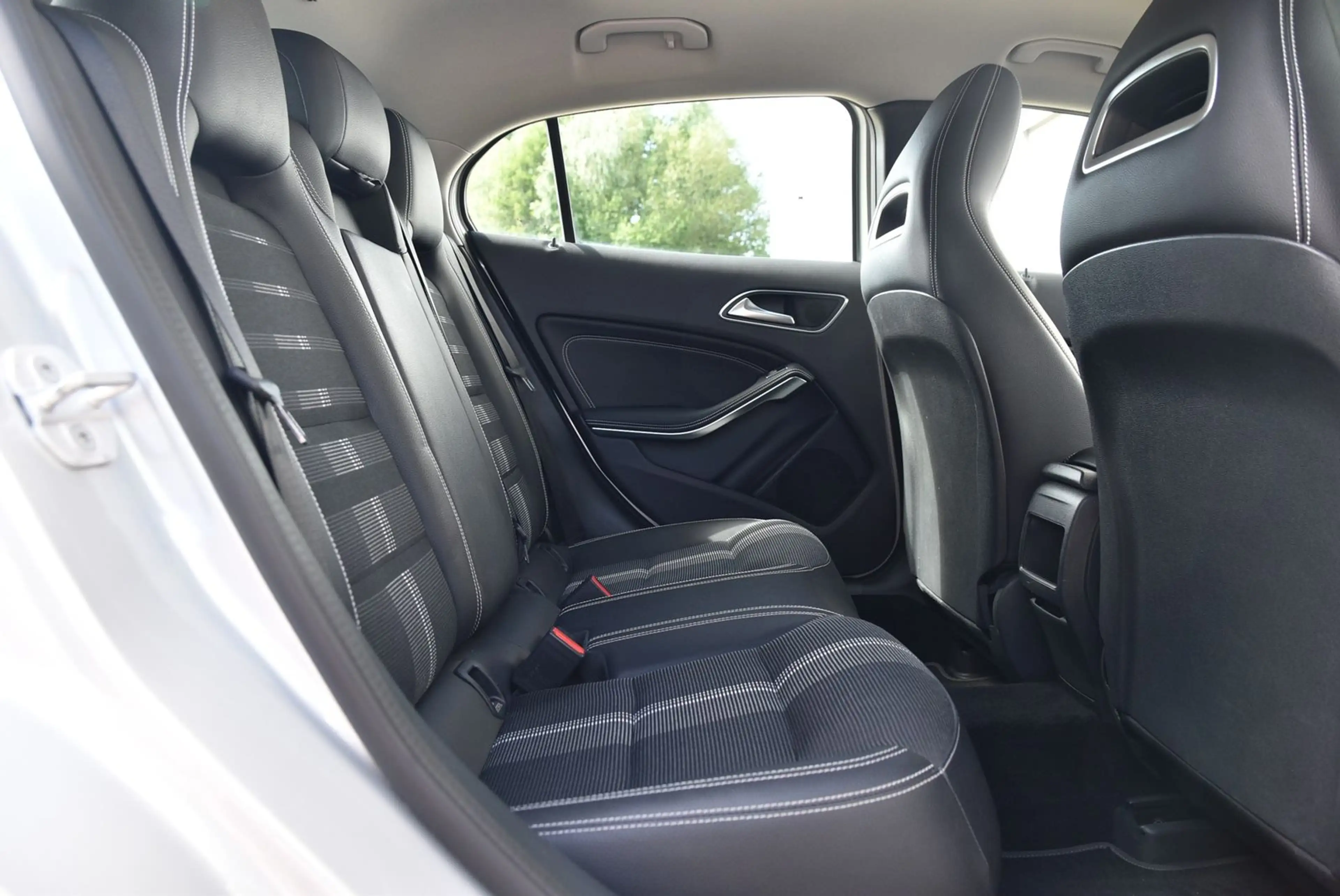 Mercedes-Benz GLA 180 GLA 180 LED/Automatik/Navi/Klima/SHZ/PDC — photo 9