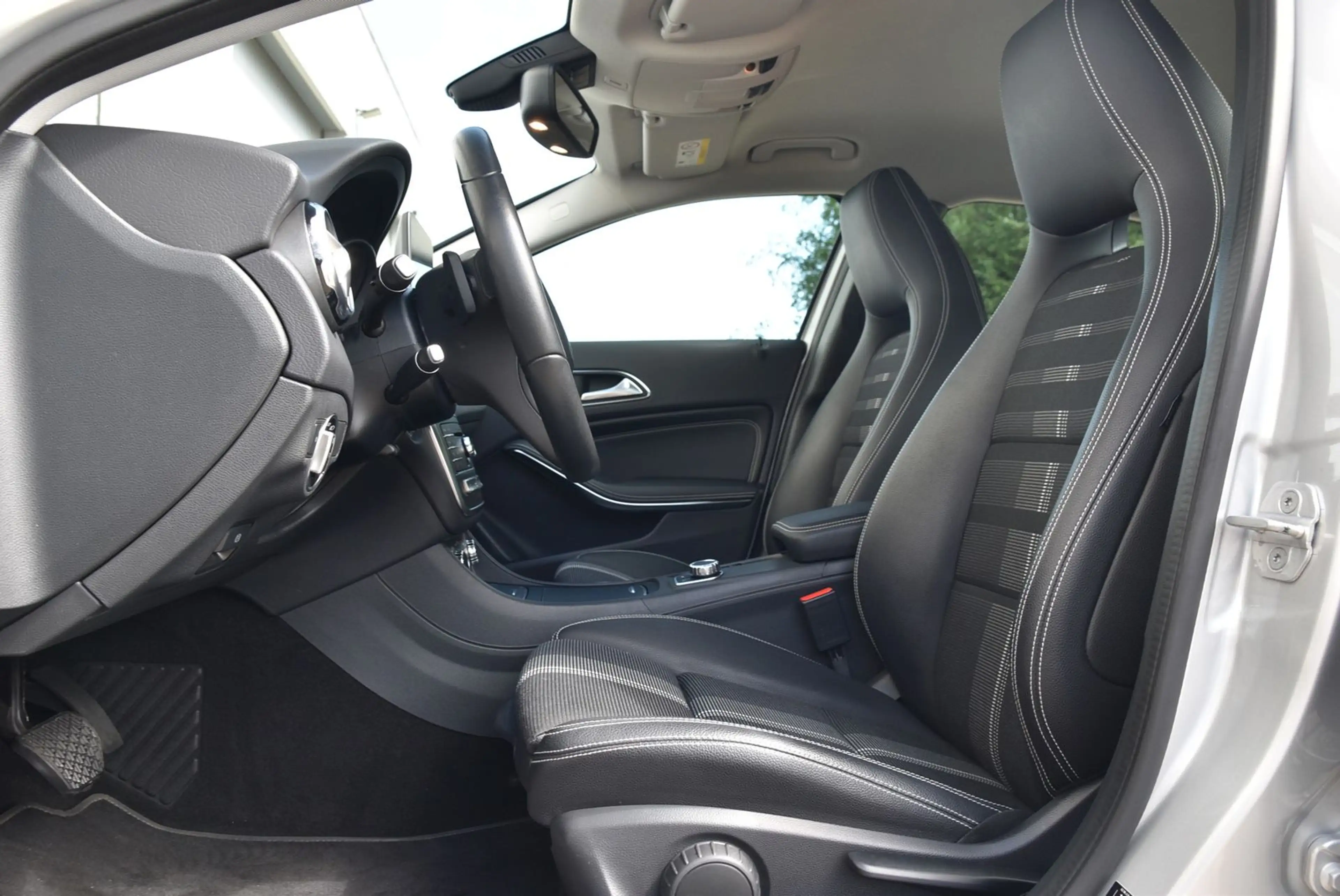 Mercedes-Benz GLA 180 GLA 180 LED/Automatik/Navi/Klima/SHZ/PDC — photo 7