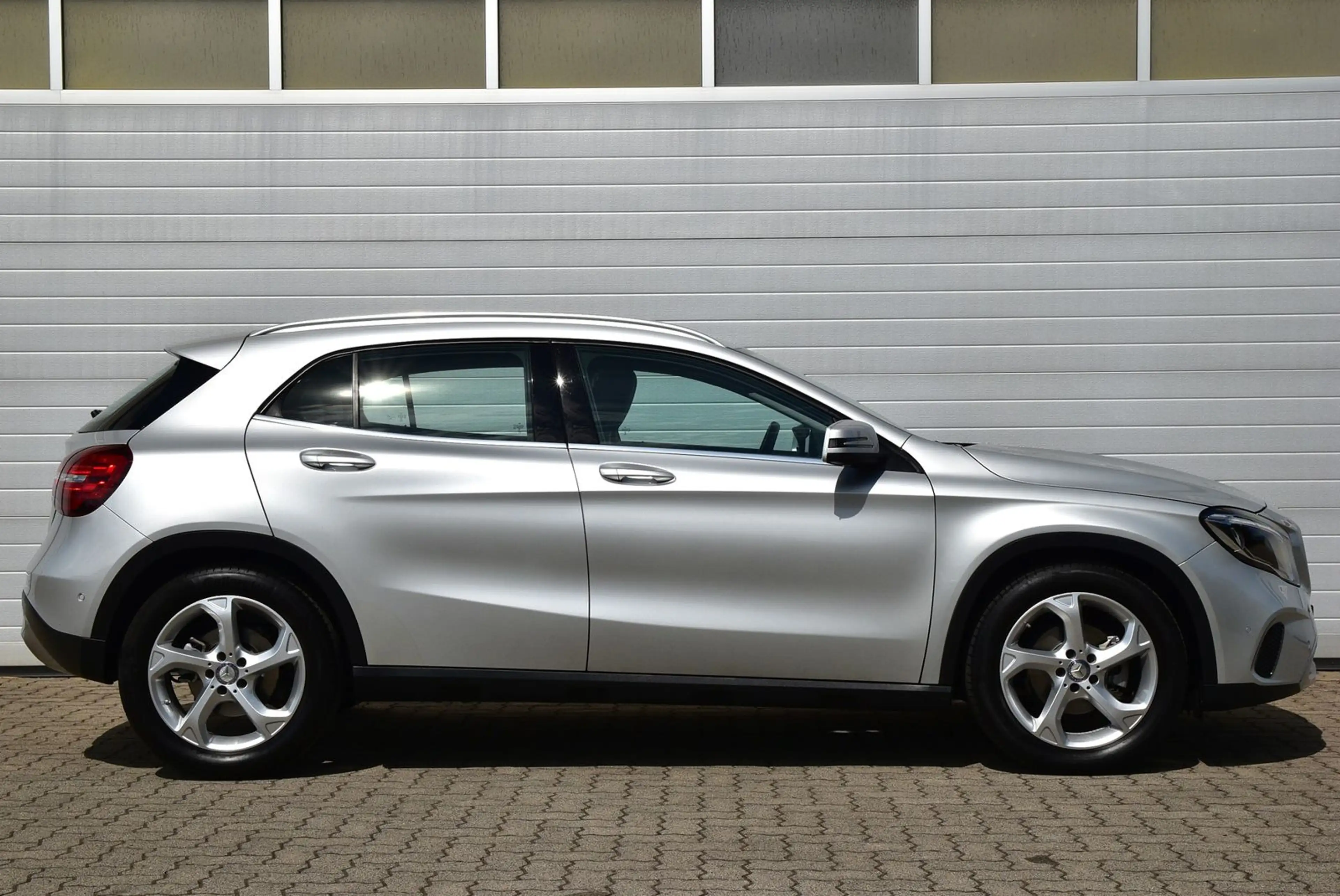 Mercedes-Benz GLA 180 GLA 180 LED/Automatik/Navi/Klima/SHZ/PDC — photo 2