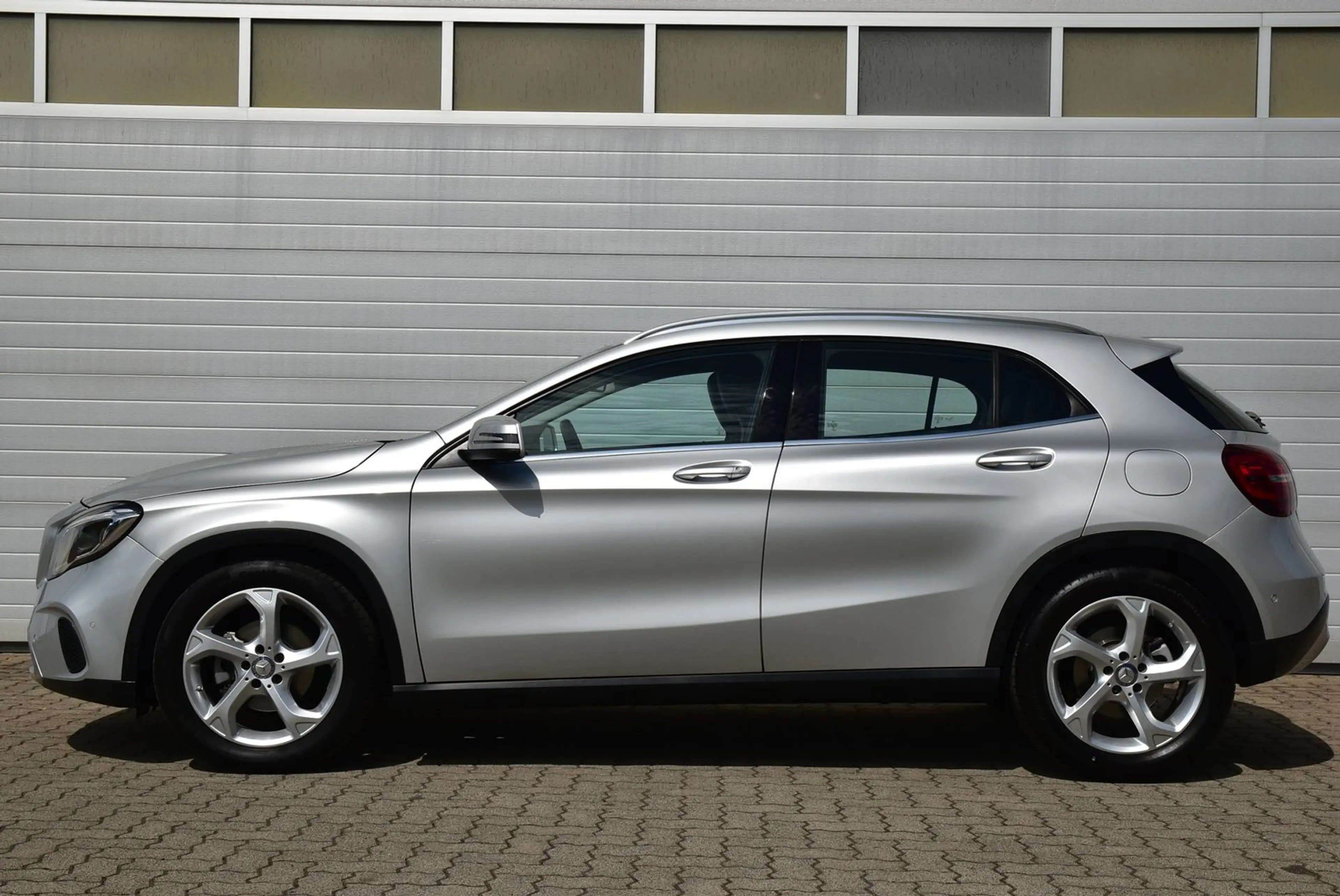 Mercedes-Benz GLA 180 GLA 180 LED/Automatik/Navi/Klima/SHZ/PDC — photo 5