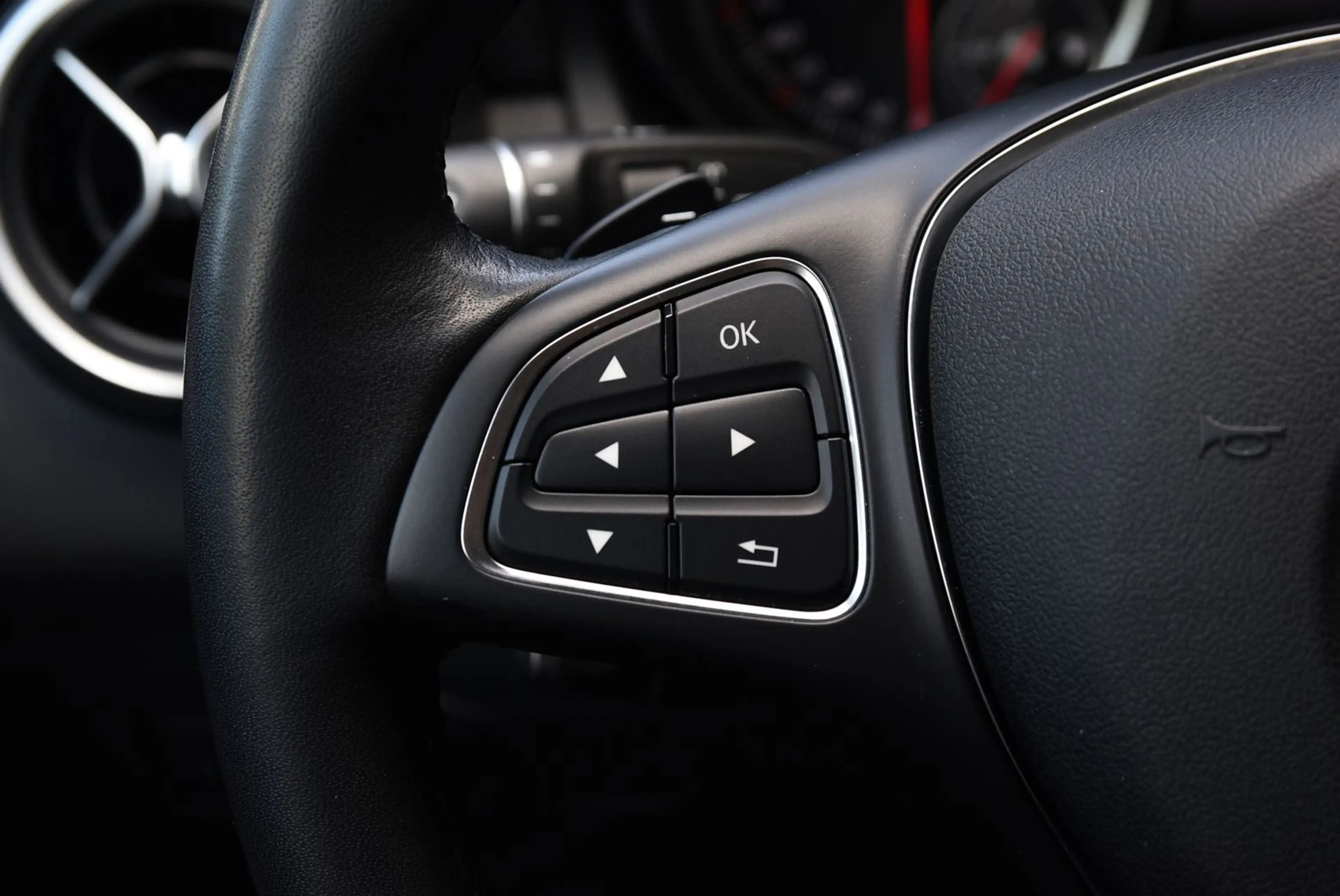 Mercedes-Benz GLA 180 GLA 180 LED/Automatik/Navi/Klima/SHZ/PDC — photo 14