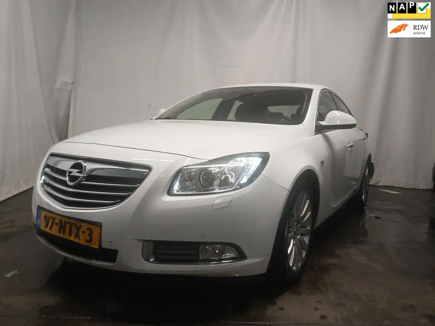 Opel Insignia 1.6 T Cosmo SCHADEAUTO!!! Weiß - 1