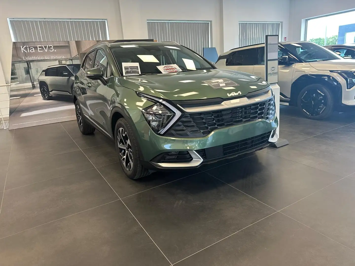 Kia Sportage 1.6 T-GDi HEV AT6 Style KM ZERO Zwart - 1