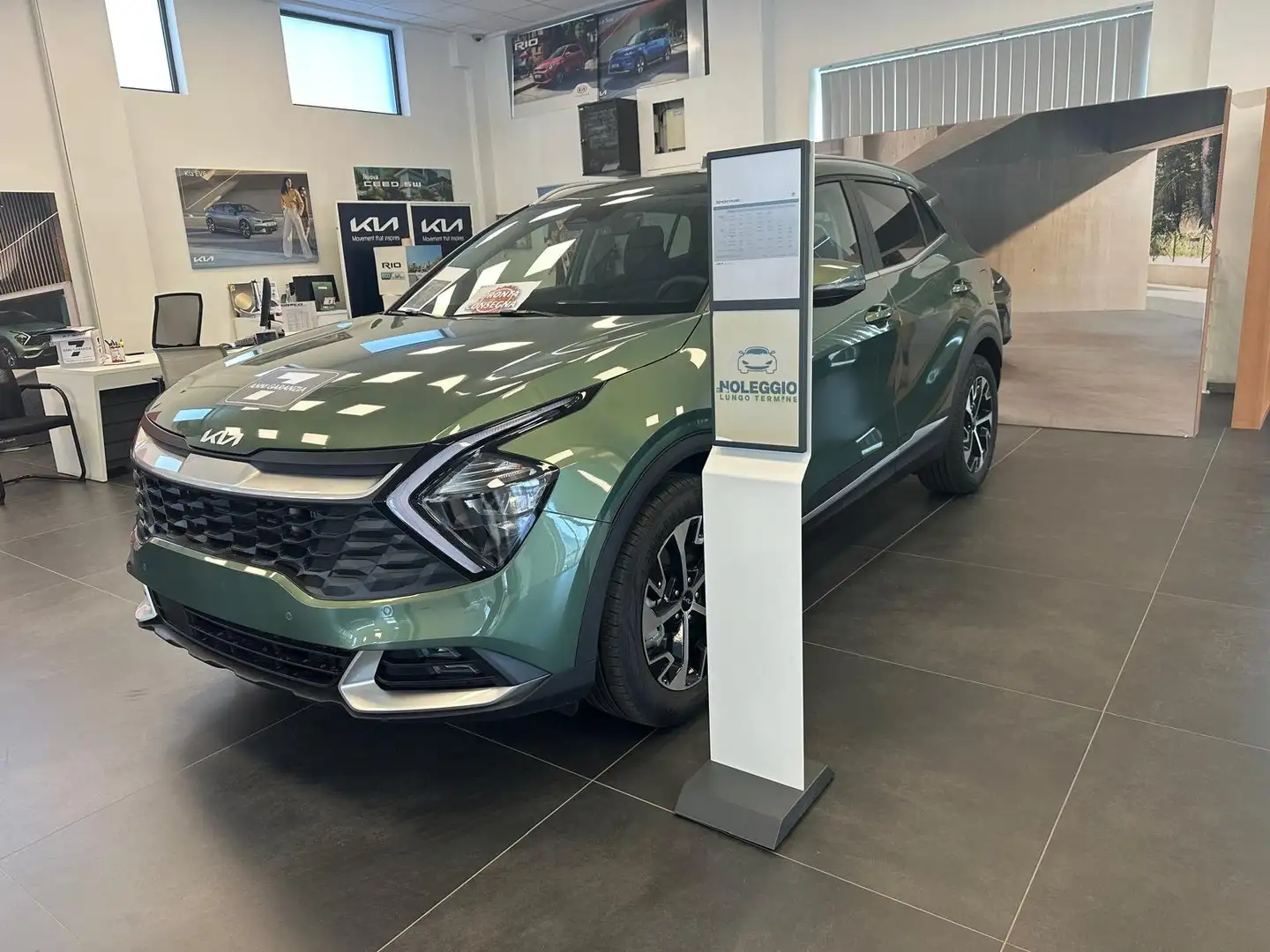 Kia Sportage 1.6 T-GDi HEV AT6 Style KM ZERO Zwart - 2