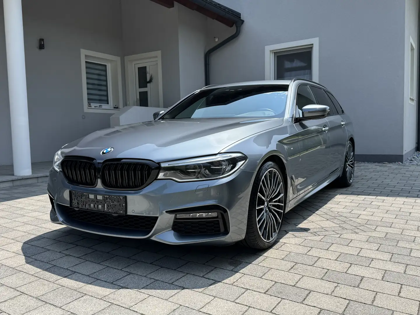 BMW 530 530d xDrive Touring Aut. M-Paket Grey - 1