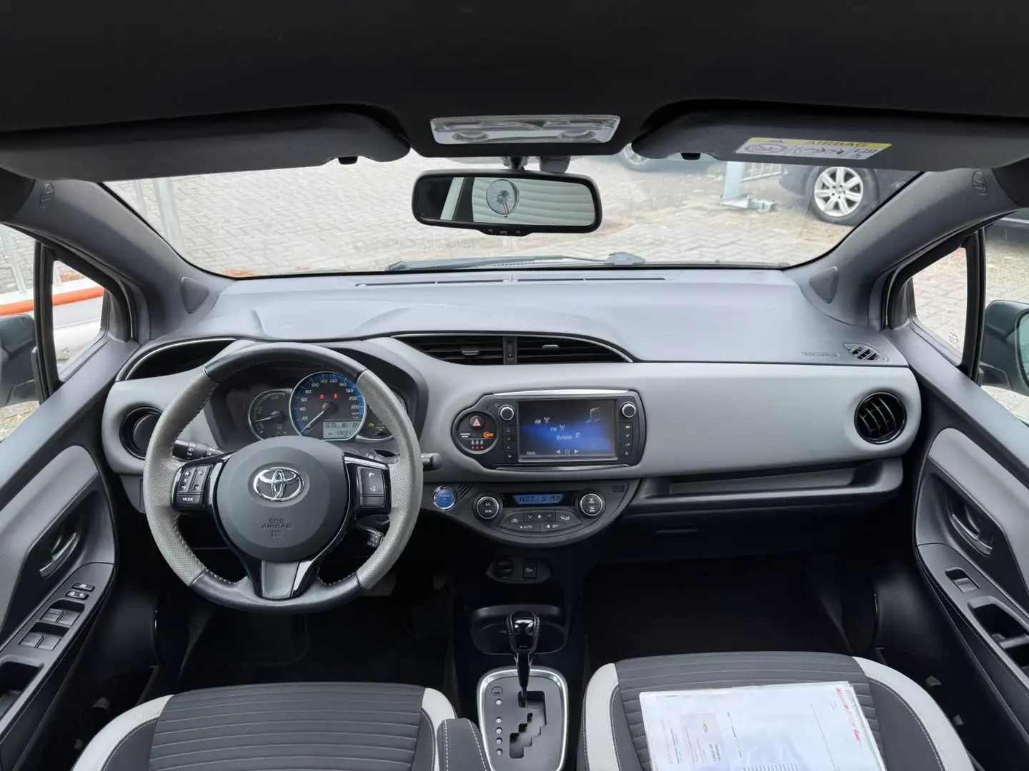 Toyota Yaris 1.5 Hybrid Dynamic Bi-Tone HYBRID / 1E EIGENAAR / Wit - 2