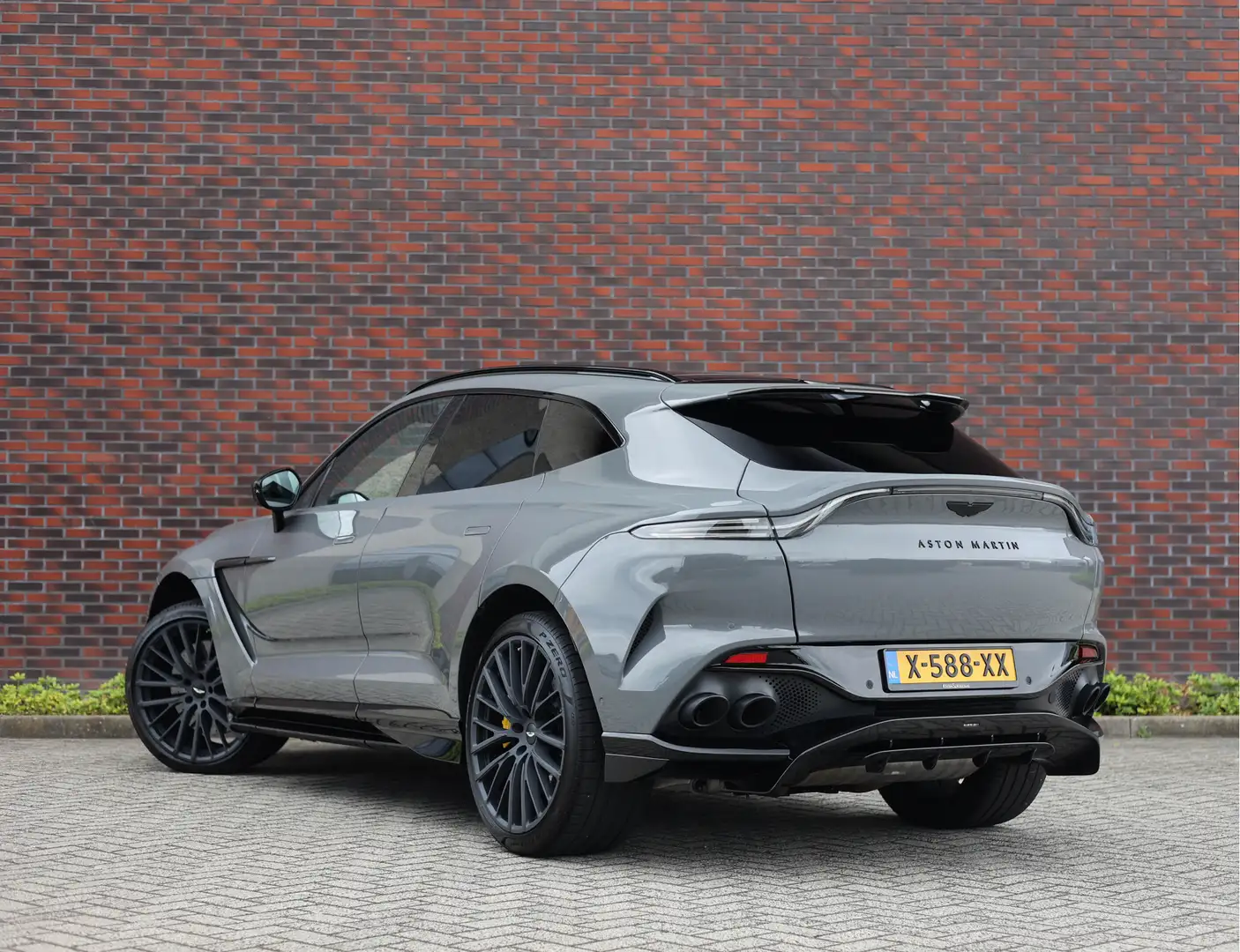 Aston Martin DBX 4.0 V8 707 | China Grey - Carbon Pack Сірий - 2