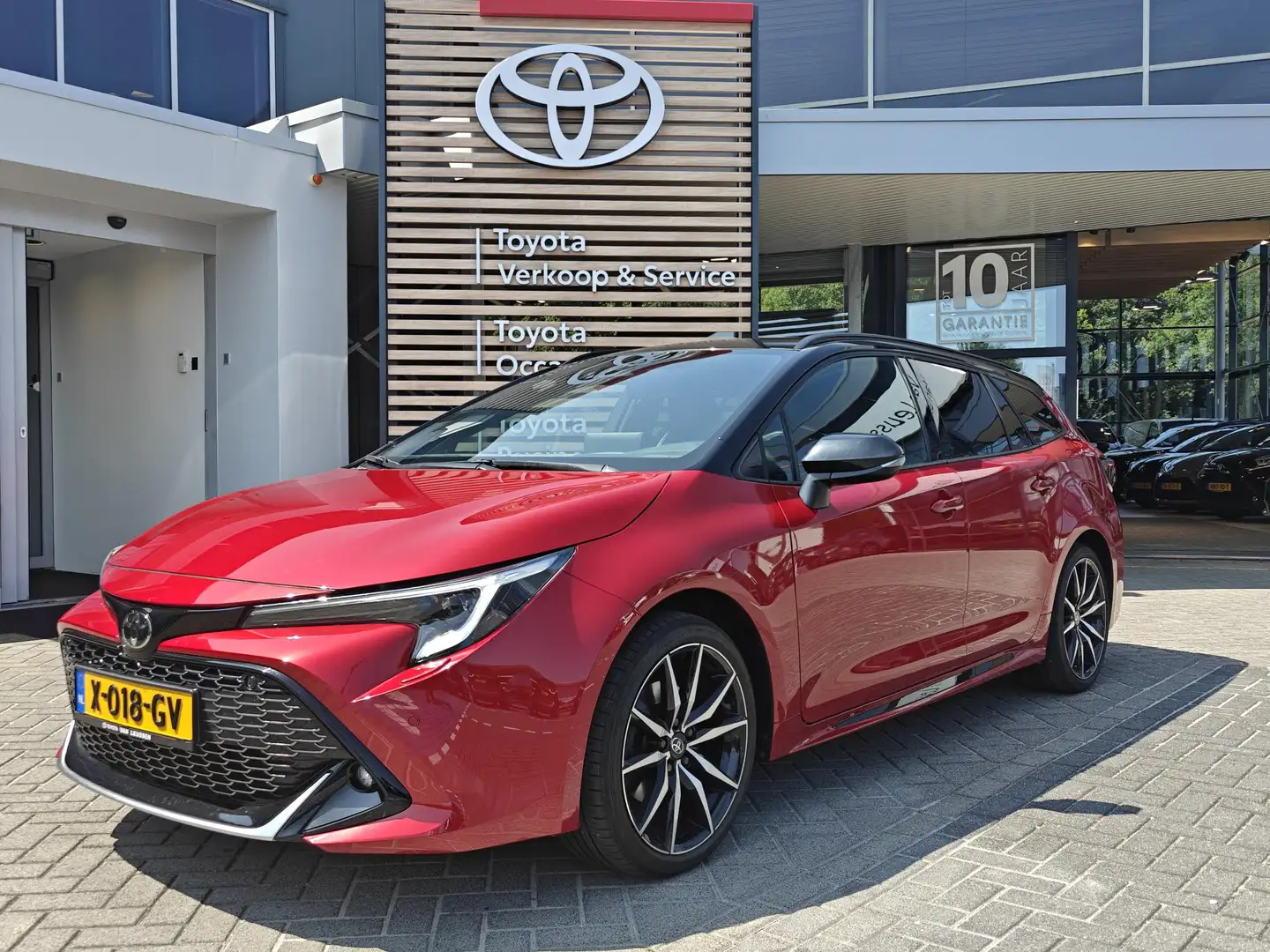 Toyota Corolla Touring Sports Hybrid 200 GR Sport Plus 196PK NAVI Rood - 1