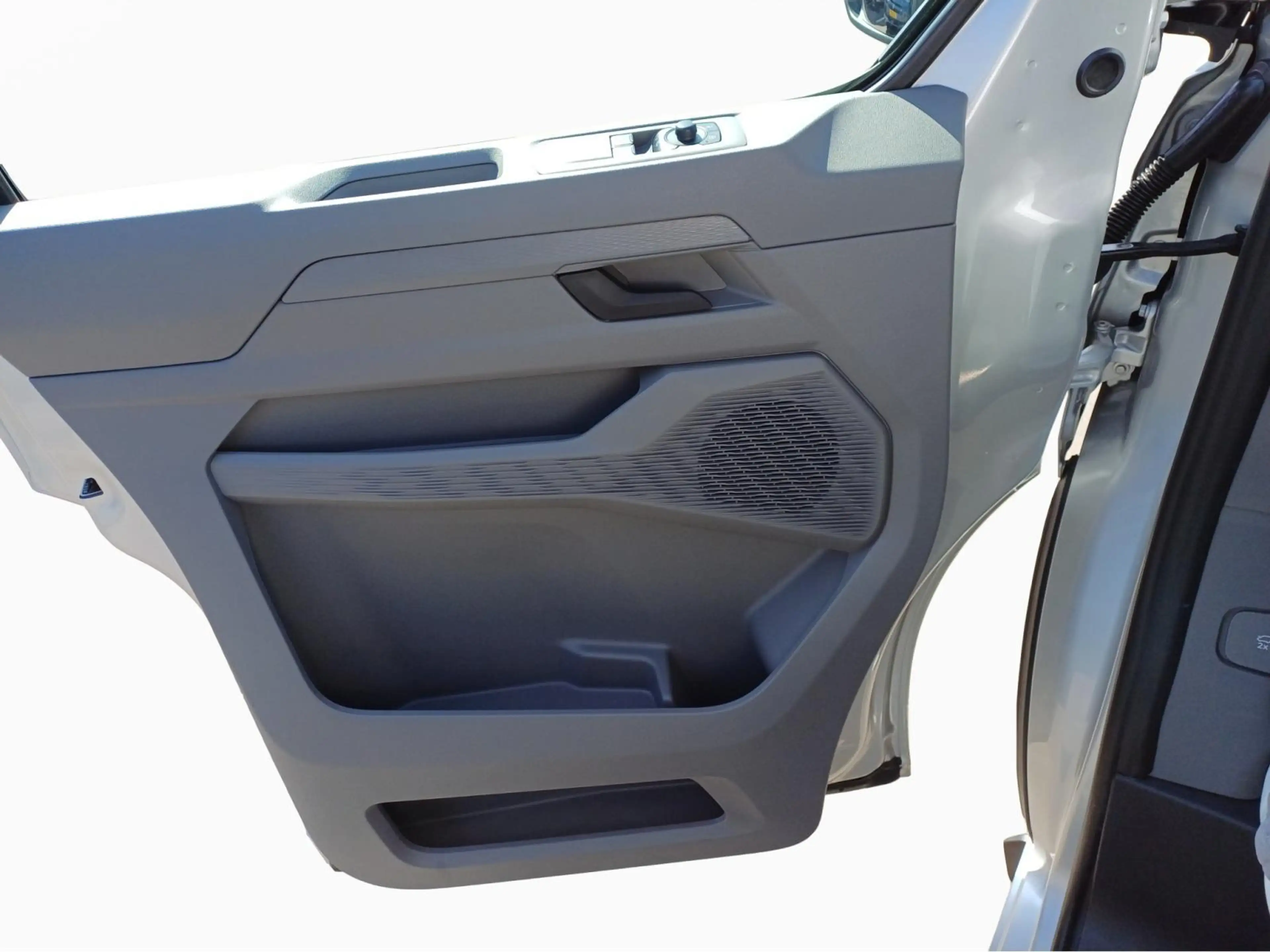 Volkswagen T7 Caravelle Basic — photo 14