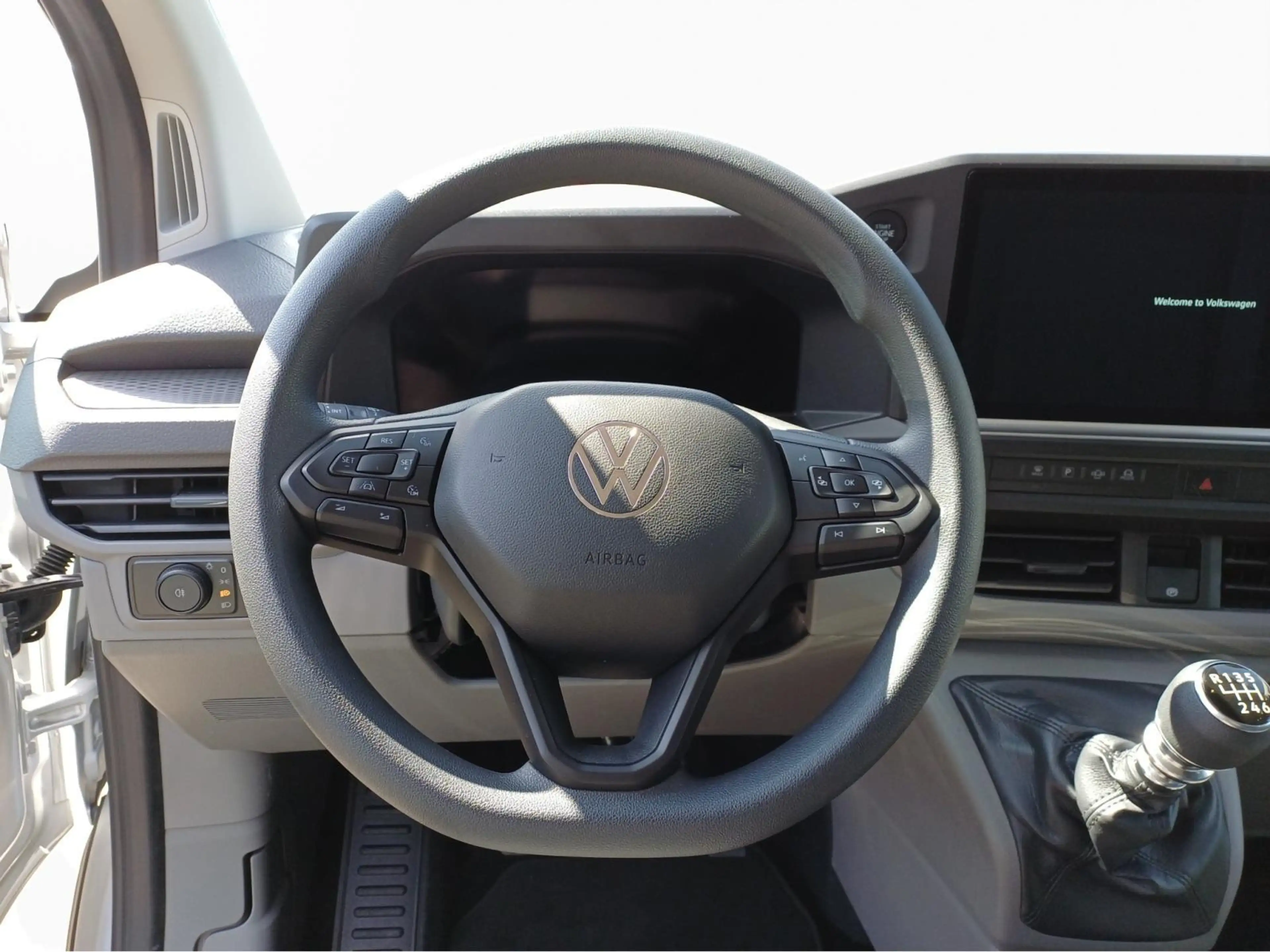 Volkswagen T7 Caravelle Basic — photo 10